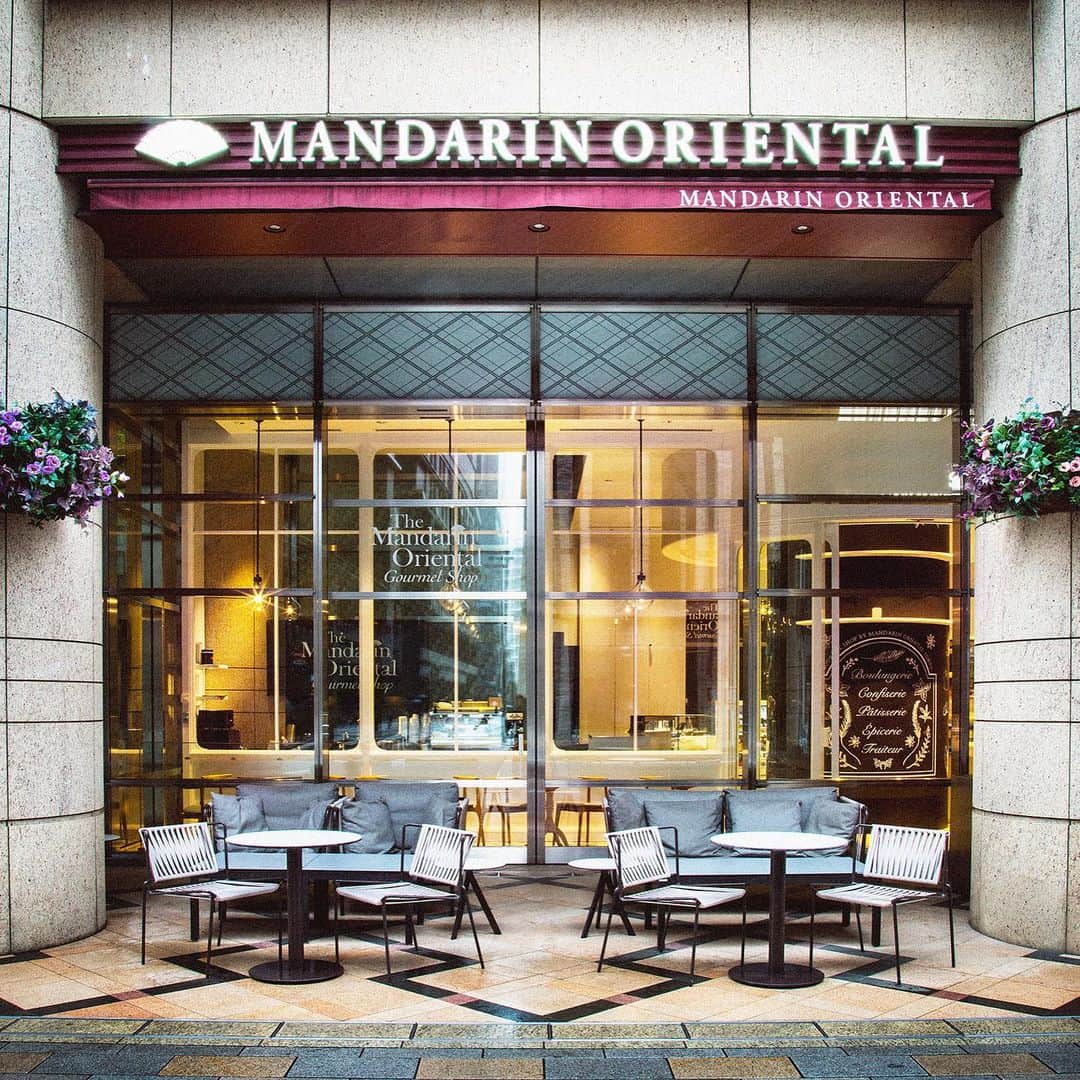 Mandarin Oriental, Tokyoさんのインスタグラム写真 - (Mandarin Oriental, TokyoInstagram)「残暑が続きますが、秋の味覚はいかがですか？「ザ マンダリン オリエンタル グルメショップ」では、11月30日(土)までの期間限定で「KUMO® 栗」(税抜き1,400円)を販売しております。和栗に加えフランス産とイタリア産の栗を使用し、ふわふわ軽やかな栗のムースとクリームに加え、刻んだ栗とビスケットを薄くクリスピーなホワイトチョコレートで包んだ、多彩な食感をお愉しみいただけます。この機会にぜひご賞味ください。(10:30am より店頭販売にてご用意しております)  At The Mandarin Oriental Gourmet Shop, savour chestnut flavour of our signature cake “KUMO®” (JPY1,400), limited offer till 30 November, 2019.  Enjoy the special cake using three kinds of chestnuts (Japanese, French and Italian) with a variety of textures. (The cake is available from 10:30am at the shop)  #MandarinOrientalTokyo #MOtokyo #ImAFan #マンダリンオリエンタル東京 #マンダリンオリエンタル #MandarinOriental #Nihonbashi #日本橋 #themandarinorientalgourmetshop #ザマンダリンオリエンタルグルメショップ #Kumo #雲　#cafe #sweets #dessert #cake #hotelsweets #栗 #chestnut #秋 #autumn #カフェ #スイーツ #デザート #ケーキ #ホテルスイーツ #栗スイーツ」9月7日 12時05分 - mo_tokyo