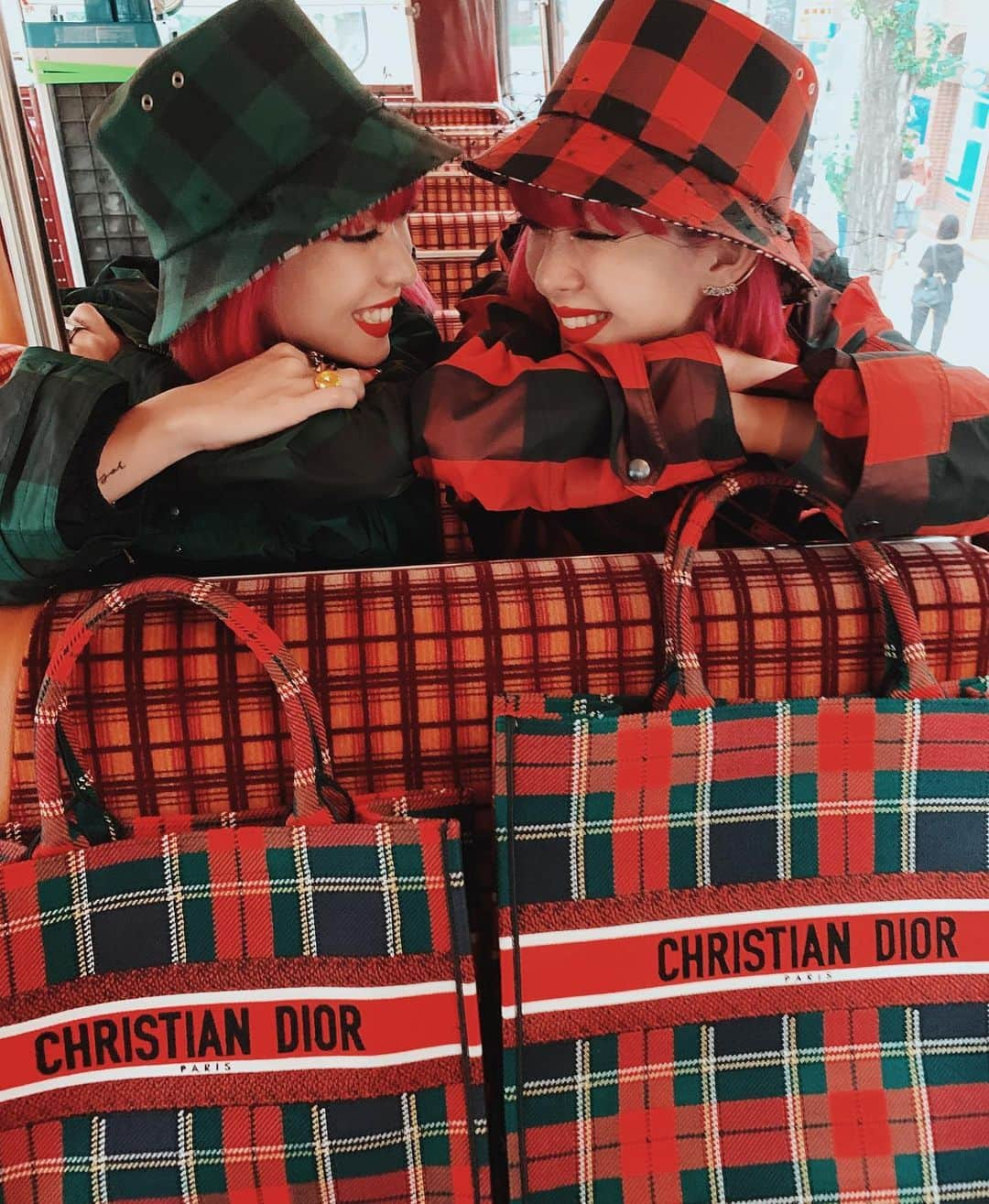 AMIさんのインスタグラム写真 - (AMIInstagram)「@dior  check twins💥🌹 #IsetanxDior  #IsetanxDior」9月7日 12時15分 - amixxamiaya