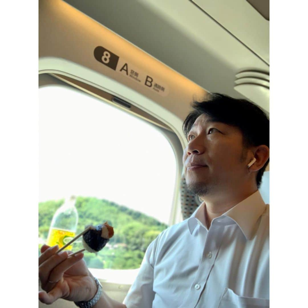 多村仁志さんのインスタグラム写真 - (多村仁志Instagram)「#🚄 名古屋からの帰りはこれでしょ！「地雷也の天むす」 ・ #地雷也 #冷めても美味しいお米 #鮮度の高い天然海老 #風味豊かな海苔 #丹精込めた手作りの味 #こういう美 #小指 in #東海道新幹線」9月7日 12時16分 - hit_tamu