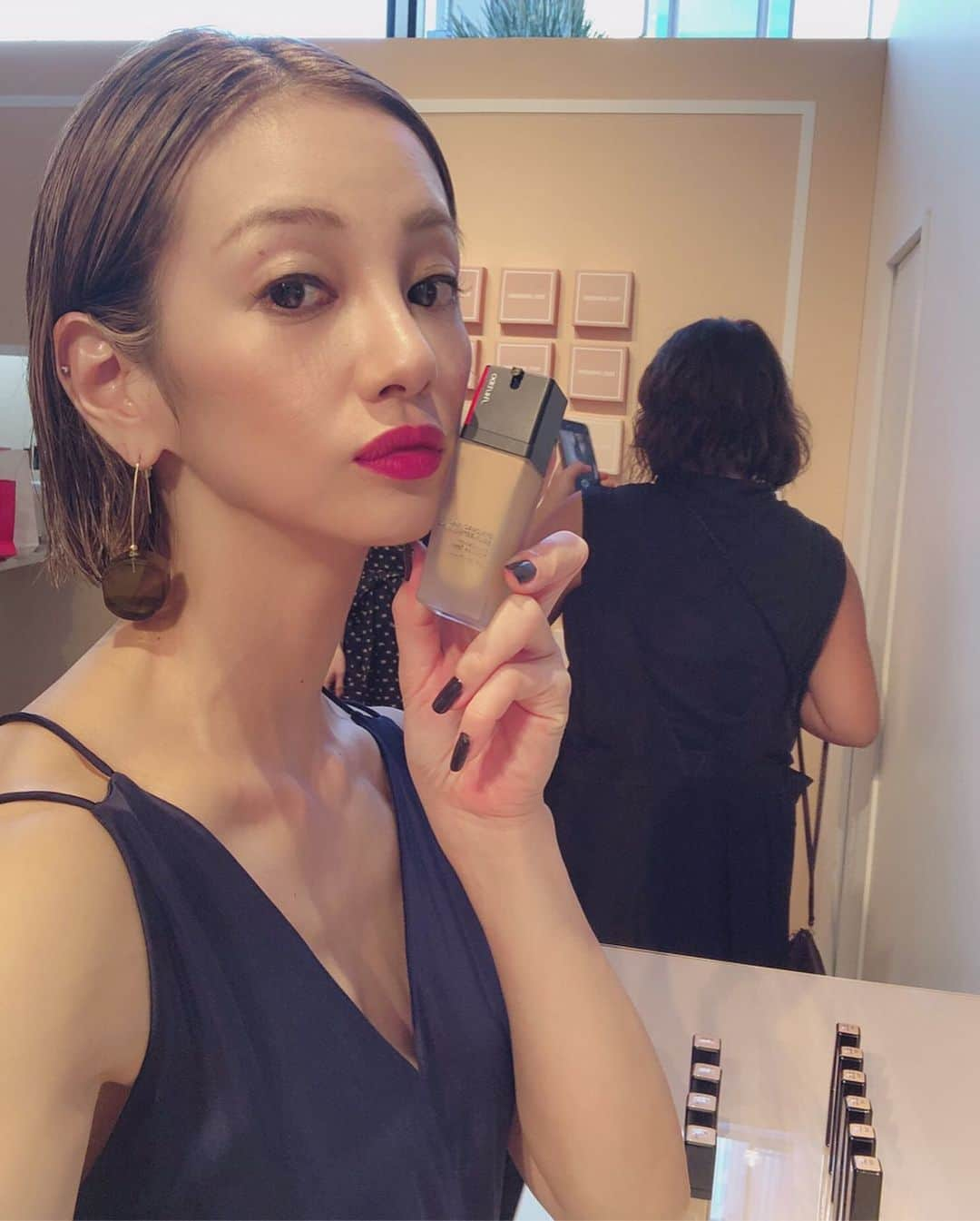 木下ココさんのインスタグラム写真 - (木下ココInstagram)「SHISEIDOポップアップイベント 『TEST. SHISEIDO』 ”24時間自然体”  新作のシンクロスキン セルフリフレッシング ファンデーションは、笑っても動いてもメイク直しを気にせずいられるリキッドファンデーション。  ファンデーションの艶をキープしたまま、今まで気になっていたヨレや崩れは防いでくれる優秀な一品。  少し焼けた肌今の肌に合う色を探していて、今日はpine320を選んでもらいました☺️🤞 艶感は時間と共に更にアップして、つけたての時より肌に吸い付いていくような密着感でよりみずみずしく変化💎🔹🔹 普段はリキッドファンデーションは使わない人でも軽い着け心地と自然でヘルシーな艶肌は試してみる価値あり🤭❣️ はけを変えればもっと軽く、もしくはしっかりカバーも出来るから肌のコンディションに合わせて使ってみようと思います👌✨✨ #このファンデーションにあなたは何点つけますか #testshiseido #SHISEIDO  #shiseidoginzatokyo #synchroskin #PR #beuty  #新作コスメ #資生堂 #cosmetic #popupevent #木下ココ」9月7日 12時16分 - cocot_chan