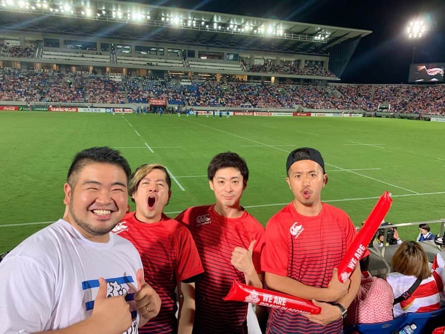 DEppaさんのインスタグラム写真 - (DEppaInstagram)「. . 日本🇯🇵 vs 南アフリカ🇿🇦 in. #熊谷ラグビー場 . . す、す、凄かったっす。。。 『ラグビー』マジでヤバいっす。。。 大興奮の迫力。息を飲むような試合展開。 均衡した状況を一瞬で切り裂いて 戦況を変えるハイスピードオフェンス。 観客席まで「バチーン」と聞こえてくる 選手と選手の激しいブツかり合い。 まさに『スポーツ ＋ 格闘技』 激しくやり合った敵とも、試合が終われば 〝ノーサイド〟握手とハグで健闘を讃える。 なんて素晴らしいスポーツなんでしょう。 私は物凄く感動しました。 ラグビー… 好き！❤️ . 昨日はワールドカップ前の最後の試合。 超好カードの闘いを生で観戦できて 本当に光栄でした！！！ . #ラグビーワールドカップ2019 まで あと13日！今回は日本開催です！ 間違いなくラグビーは盛り上がります！ シクラメンは#熊谷ラグビー場 の公式ソング #GoWay を歌って#熊谷ラグビー を おおいに盛り上げたいと思います！！！ 頑張れ日本ーーーッ！！！💪🏽🔥🇯🇵 . #シクラメン #シクラ族 #シクライブ #RWC2019 #rugby #🏉 #sports #japan #🇯🇵 #southafrica #🇿🇦 #noside #oneforallallforone #埼玉 #熊谷 #スクマムクマガヤ #rugbyworldcup #日本 #おもてなし #動画は日本がトライした直後 #2万2千人が大興奮 #4年に一度じゃない一生に一度だ #甲子園 #BRANDNEWDAY」9月7日 12時19分 - deppa_shikuramen