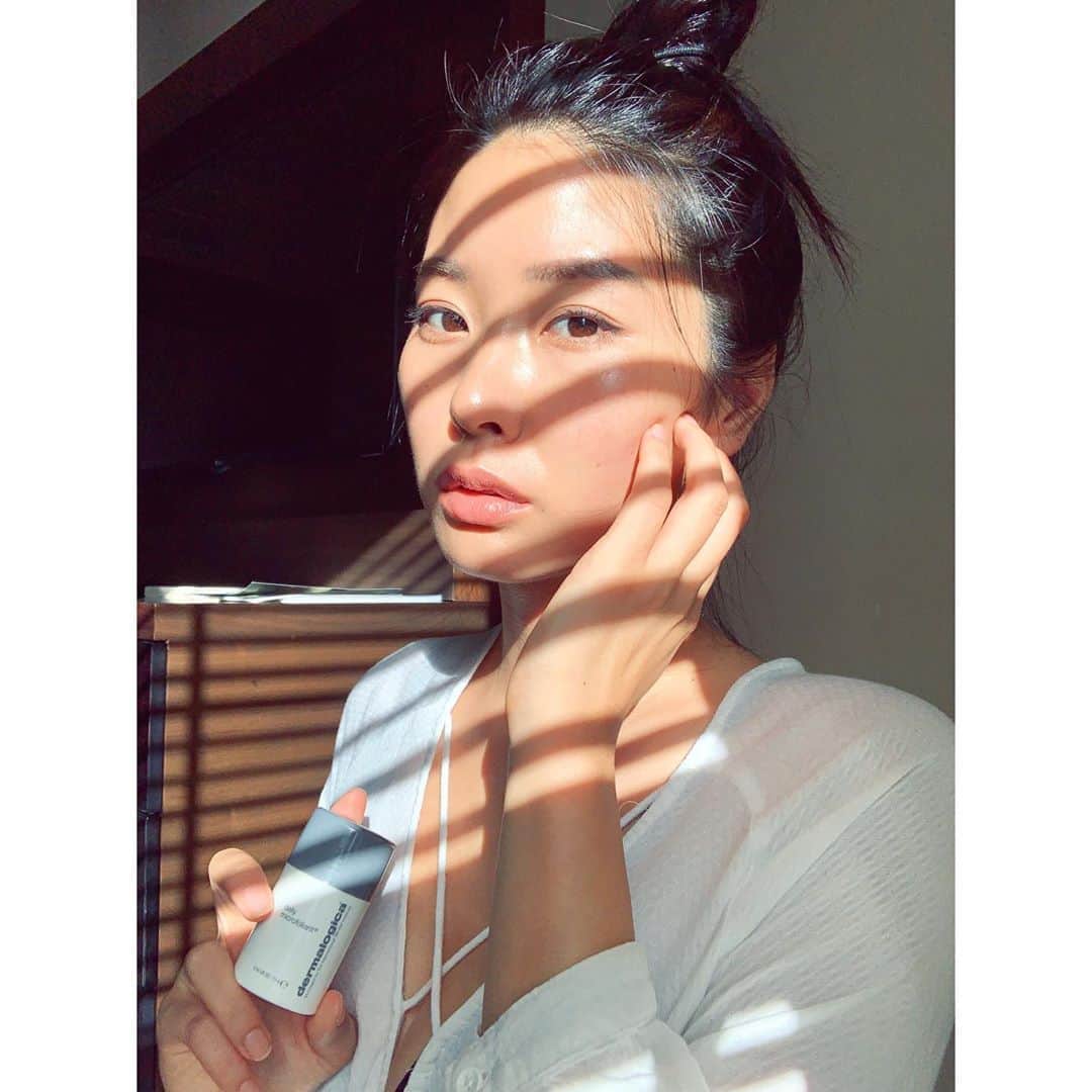 福山智可子のインスタグラム：「ハワイで通ってたエステの学校の教材として使われてた @dermalogicajp 遂に日本上陸だそう🙌🏻 ポップアップが12日までやってるみたいだからお肌診断とかしてもらってね♡ 私からおススメの角質洗顔ぜひ使って欲しい！ . #美肌 #毛穴レス #nodilter #加工なし #渋谷ヒカリエ #PR #dermalogica #ダーマロジカ #MYSKINHERO」