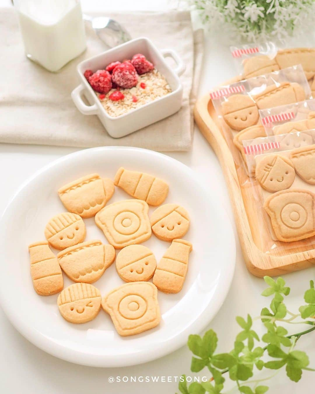 Song Sweet Songのインスタグラム：「♡ 2019.09.07 ♡ バタークッキーを作りました(*'▽'*)~ Hello Saturday with my Butter Cookies  สายแล้วกินอะไรดี~ วันนี้เอารูปคุกกี้เนยแบบไม่แต่งหน้าไอซิ่งมาอวดฮะ คือทำเอง กรี้ดเอง ชอบเองอีกแล้ว 555 ♡♡♡ ช่วงนี้กลับมารับออเดอร์ไอซิ่งคุกกี้แล้ว ยังไงขอฝาก IG ร้านด้วยนะฮะ ☆☆☆ @songsweetsong_icingcookies 😊🍪💕 ． ． ． ． #アイシングクッキー #クッキー #お家カフェ #お菓子 #icingcookies #homemade #breakfast #インスタフード #インスタ映え #インスタ #cafehop #cafehopper #cafehopperbkk #bkkcafe #cafehopping #bkkcafehopping #bkkcafehopper #cafehoppingbkk  #냠냠 #맛있다 #맛있어 #맛스타 #맛있네 #맛스타그램 #방콕맛집 #방콕 #songsweetsong_cookie_diary #songsweetsong」