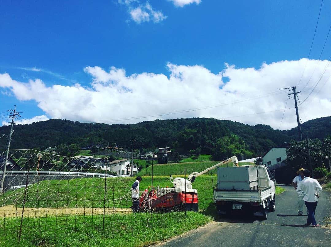 久保田夏菜さんのインスタグラム写真 - (久保田夏菜Instagram)「家族総出で稲刈り。  #稲刈り #秋 #八千代町 #安芸高田市 #コンバイン #新米」9月7日 12時27分 - kanakubota0805
