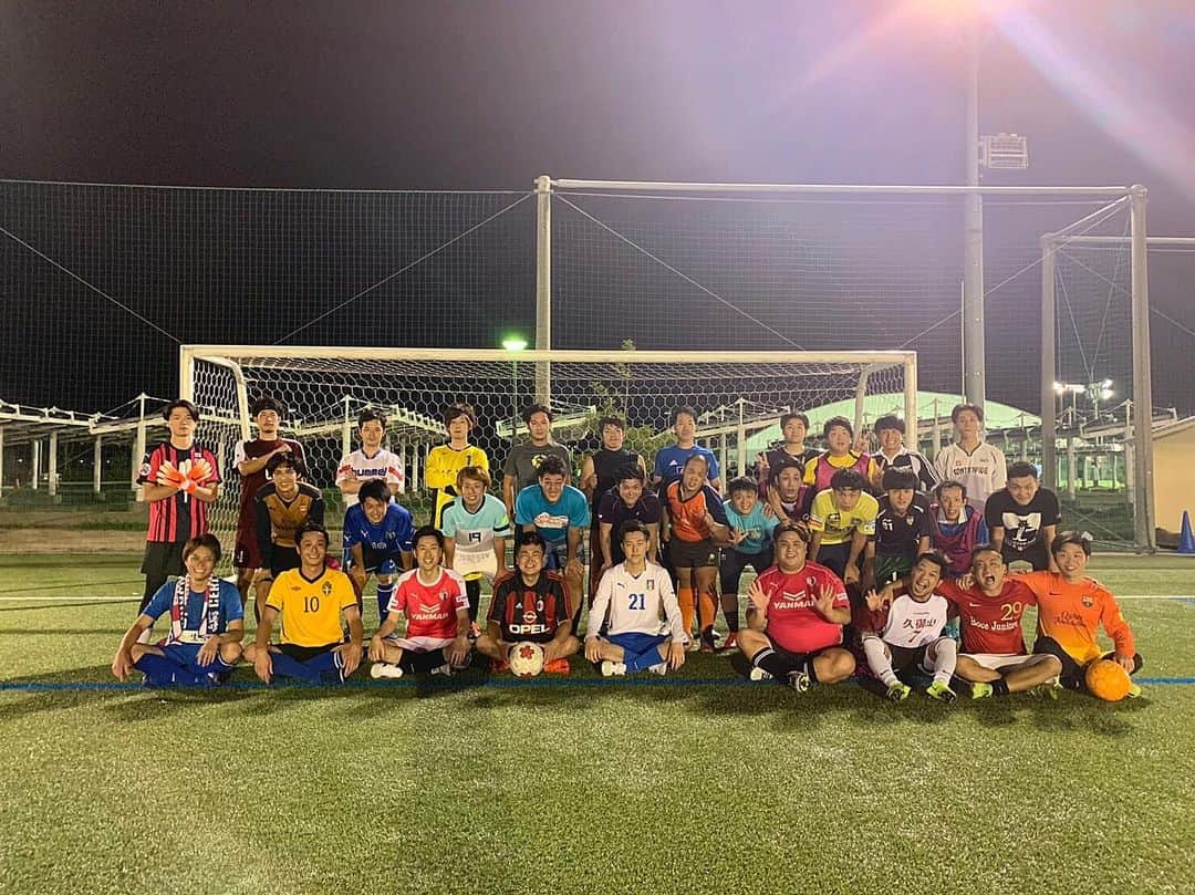 高見雄登のインスタグラム：「吉田たちさん主催のサッカー、今月も参加させてもらいました！ #吉田たち さん #ありがとうございます サッカーのユニフォームを持っていないぼくは、ロフトのユニフォームで参加させてもらいました。 #LOFT#2013#ハロウィン ちょっとずつわかってきたのは、上手な人ほど中盤からゴール前のディフェンスを任されるということです。ぼくは最前線でへっぽこシュートを打つのが精一杯でした。 いつか中盤以降を任せてもらえるように頑張ります。 #脱#高見は前」