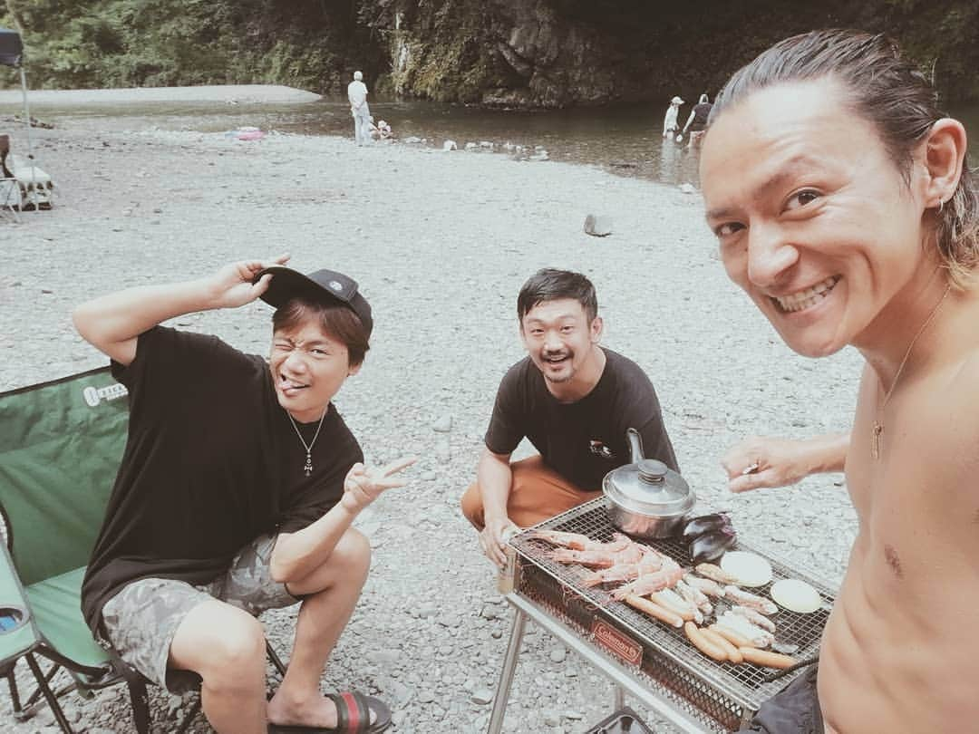 内山麿我さんのインスタグラム写真 - (内山麿我Instagram)「・ 夏の終わりを感じますが、川BBQ🍖 ・  海より疲労感が少なくベタつきもないので、川が気に入ってます😀😀 ・ とても楽しかった😁 ・ #bbq #mrbbq #川 #友達 #フォトグラファー #photographer #職業遊び人 #遊びマイスター #解体王子 #俺も何とか王子ってつけようかな #夏の思い出 #誰よりも楽しむ #青年商工会」9月7日 12時28分 - maroka_uchiyama