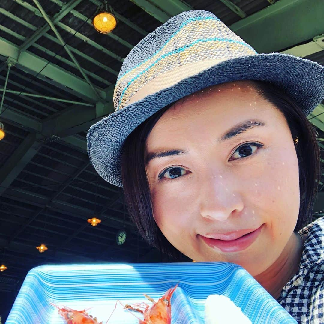 南早苗さんのインスタグラム写真 - (南早苗Instagram)「甘エビ🦐殻を剥くとキラキラ。金沢甘エビまつりで購入しました！今日、かなざわ総合市場で午後2時まで開催していますよ！ #甘エビ #金沢 #底引き網漁解禁 #宝石箱や〜 #あまーい #とろーん #プリップリ #つまみ食い  #金沢甘エビまつり」9月7日 12時32分 - minamisanae