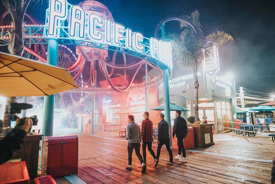 ジャスティン・ヒルズのインスタグラム：「Shut down the pier. 🎥」
