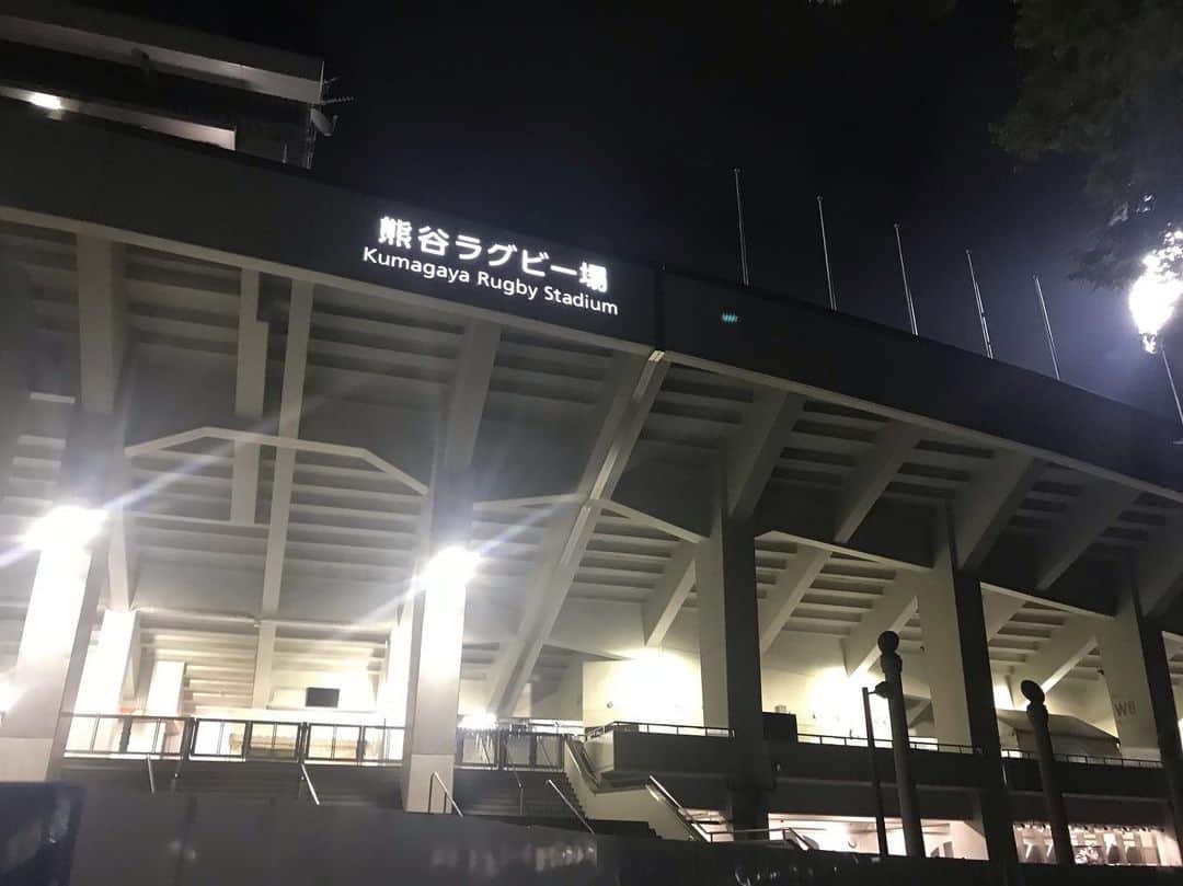 有働文子さんのインスタグラム写真 - (有働文子Instagram)「個人的には、熊谷ラグビー場が夜11時を過ぎても明るく照らされていることに、とってもワクワクした夜でした。満員の熊谷ラグビー場、本当に最高でした🏉✨ 試合後のインタビューは、ヘルウヴェ選手、ヴァル アサエリ愛選手に🎤来週のラグビーカフェオンレディオ、ぜひ聞いてください。 #ラグビー #ラグビー日本代表 #ラグビーワールドカップ2019 #ラグビー好きな人と繋がりたい #ラグビー日本代表🇯🇵 #ラグビー女子 #ラグビーワールドカップ #ラグビー部 #ラグビー好き #ラグビー大好き #ラグビーは面白い #ラグビー🏉 #ラグビーw杯2019 #ラグビー取材 #ラグビー部マネージャー #アナウンサー #有働文子 #熊谷ラグビー場 #スタジアムが好き #満員のスタジアム」9月7日 12時43分 - udou_fumiko