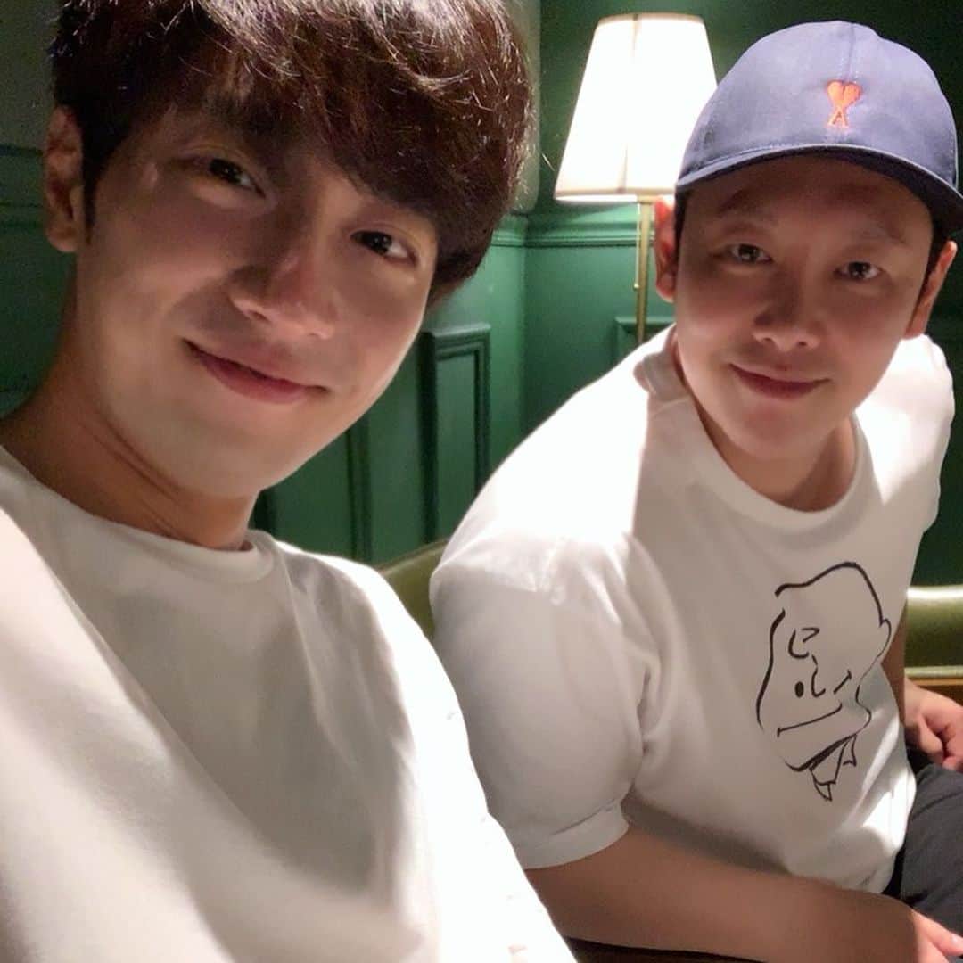 イ・サンヨプのインスタグラム：「내 친구들. 역시 편한게 제일이더라. 늘 고마워. 오래오래 친구해주라 나랑. 아쉽게 못온 성규 호이도 보고싶다아 P.S 레드문 휘야 맛나게 잘먹었다아  태풍 링링이 피해 없이 조용히 지나가길..」