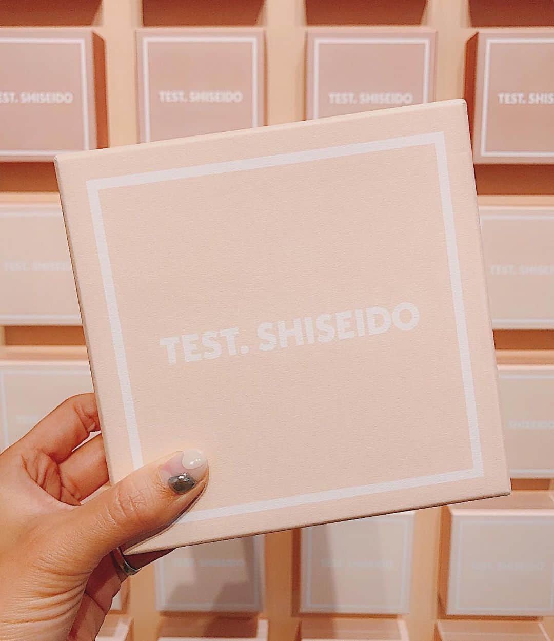 須田朱音さんのインスタグラム写真 - (須田朱音Instagram)「このファンデーションに あなたは何点つけますか？💯 . . @shiseido 新作ファンデーションの POPUP『TEST. SHISEIDO』へ 一足早く行ってきましたぁ〜☝🏼 . #シンクロスキン 効果のある12色のリキッドファンデーション。 今の肌に合わせて320Pineでタッチアップしてもらったよ✨ . 私はこのファンデーション85点を付けました✔︎ 伸びが良くカバー力もあって、厚塗りしなくてOKだし、 笑ったりするとすごくわかるストレスフリーなフィット感👍🏼 . このブラシと一緒に使ったら最強だと思う🤫 . 今日・明日で表参道SO-CAL LINK GALLERYで POPUPやってるので是非、体感しに行ってみて下さい♡ . #このファンデーションにあなたは何点つけますか #testshiseido #shiseidoginzatokyo #synchroskin #PR」9月7日 12時56分 - akane_godo