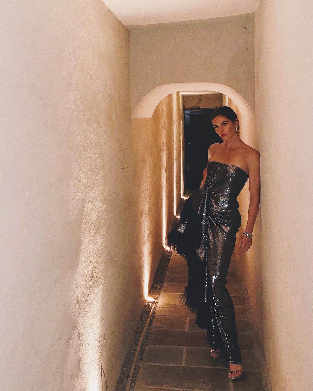 ヒラリー・ローダのインスタグラム：「Heading out to @harpersbazaarus #bazaaricons party tonight 🥳」