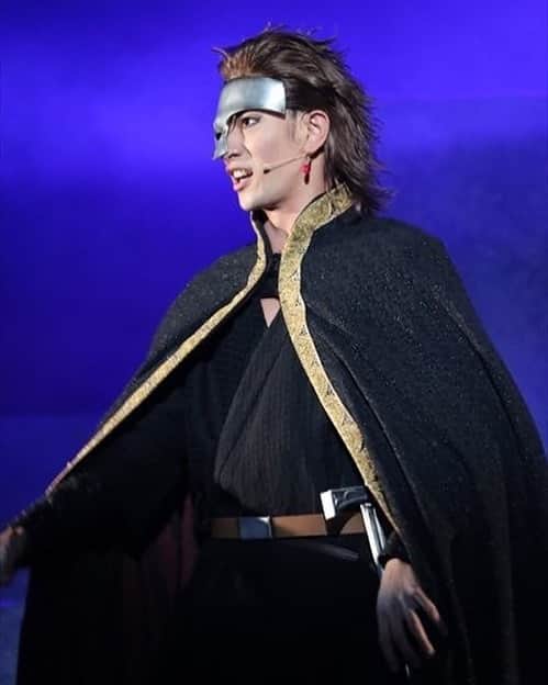 のインスタグラム：「ミュージカル「アルスラーン戦記」 大阪公演も残すところ二日。  #アル戦ステ #アルスラーン戦記  #ヒルメス #大阪 #大阪城」