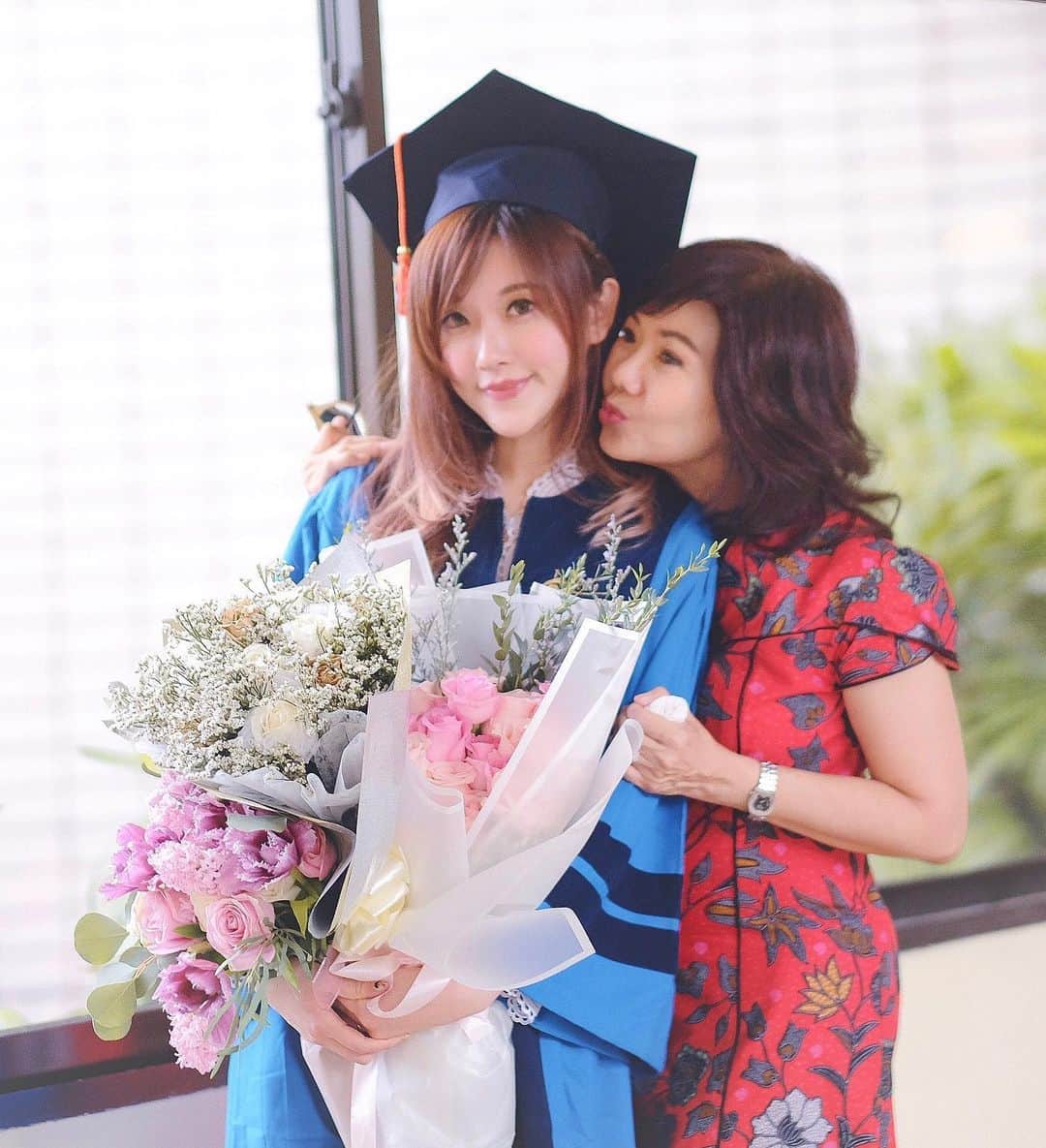 ジェシカ・ヤマダのインスタグラム：「Happy happiest birthday to my beloved Mami @utamacindy 😘😘😘🎂🎉 Here’s my favorite photo of us because: 1. We look cute in here 2. This shows how you’re always there during most of my important moments in life AND the not-so-important-yet-memorable ones, like: jemput kita @elleyamada @bellevalencia waktu sekolah, hukum kita kalo ga mau tidur siang, pergi2 daftar sekolah, les2an, cari kampus, ke dokter, facial, fortune teller, foto2 endorse (inget yang #stopppbasabasilebaran?) wkwkwk... sampe spying on Ant bareng Mama & Ama 👀🤣 dan sering2 temenin di RS & rumah habis @jessbebes lahir ❤️ . Love you so muchhh!!!!! Thanks for always being there for me and most importantly for Mama @fifiutama 😍 See you tonight, Miii 😚😚😚💞 . #jessshares #ellejessinjkt #jesswears」