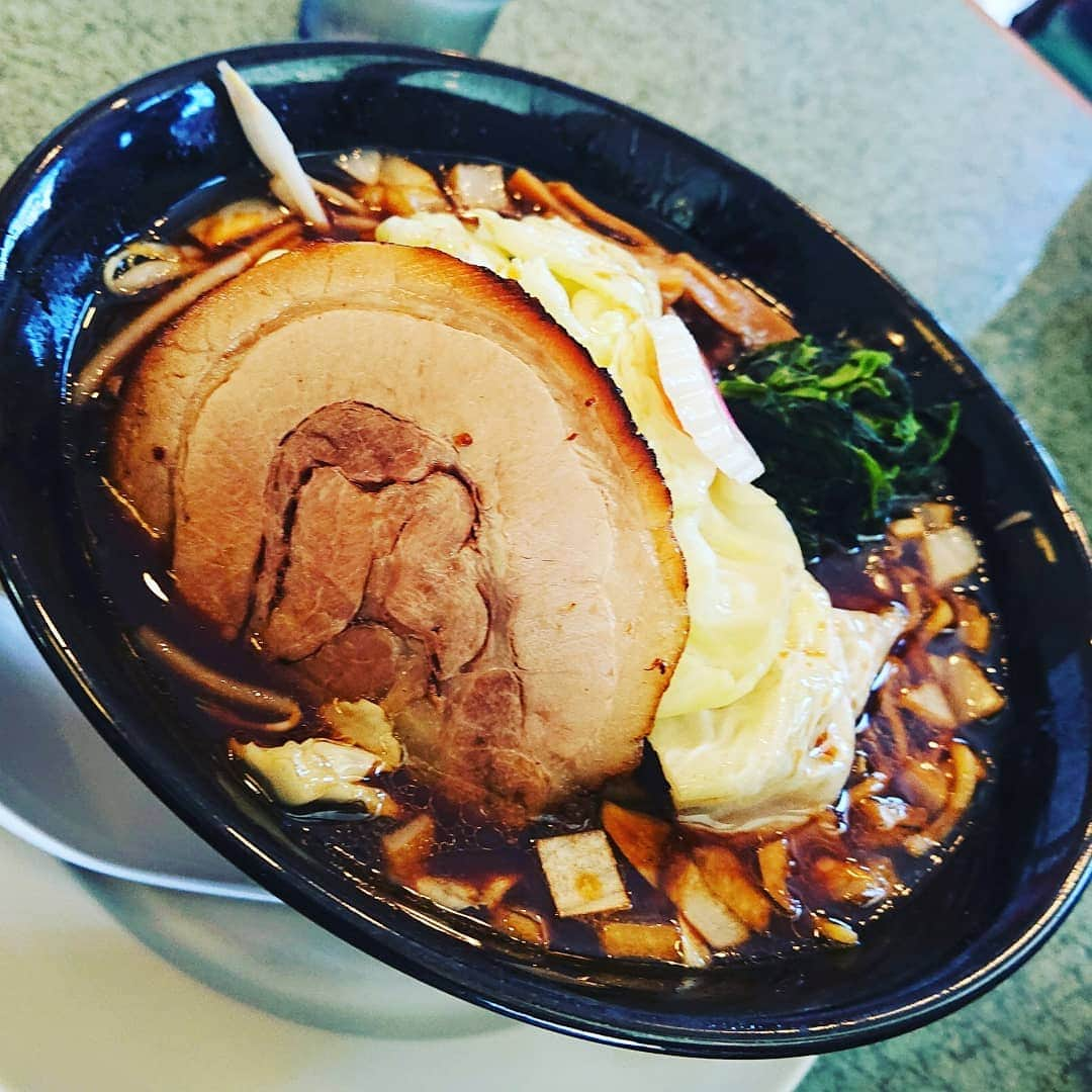 秦まりなさんのインスタグラム写真 - (秦まりなInstagram)「【ラーメン探訪記】 ラーメンあお屋＊黒らーめん 野菜 . その名の通り黒いスープ！おいしい！ チャーシューもボリューム満点です！ 野菜もふんだんに入っているから罪悪感少なめ…(笑) ごちそうさまでした！ . . . #ラーメン #ラーメン巡り #ラーメン食べ歩き #ラーメン部 #ラーメン大好き #ラーメン女子 #ラーメンパトロール #ラーメン探訪 #ラーメン日記 #ラーメンスタグラム #ラーメンインスタグラマー #ラーメン好きな人と繋がりたい #麺スタグラム #麺スタグラマー #鳥取 #鳥取県 #鳥取市 #ラーメンあお屋 #あお屋 #黒ラーメン#黒らーめん #tottori #japan#アナウンサー#announcer」9月7日 12時53分 - marina.hata