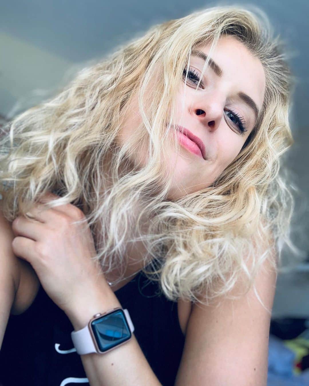 のインスタグラム：「Still wondering where I got these curls from 💭☺️ #messycurls #beachcurls #loveyourself」