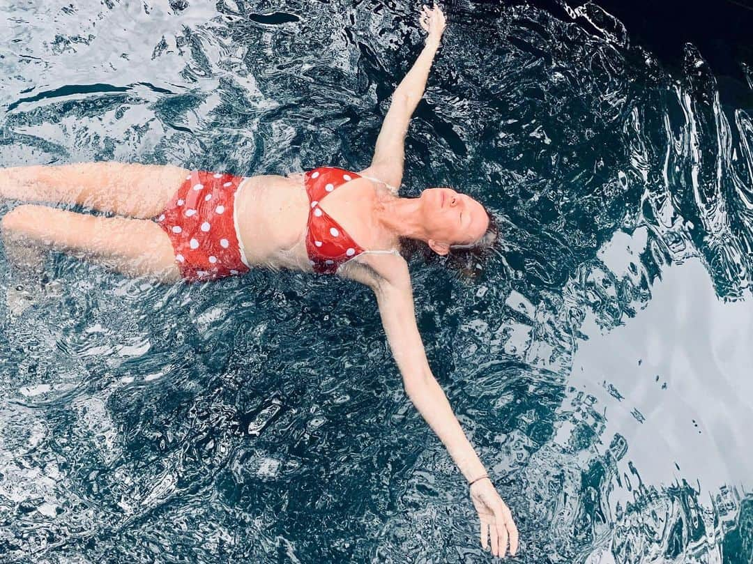 ナオミ・ワッツさんのインスタグラム写真 - (ナオミ・ワッツInstagram)「Arrived in Thailand 🇹🇭 to this bliss. As we get ready to complete #PenguinBloom (final chapter!) I get to sneak in a little of this. Can’t remember feeling so relaxed... I love my job and feel very grateful 🍀 @the_barai😍」9月7日 12時59分 - naomiwatts