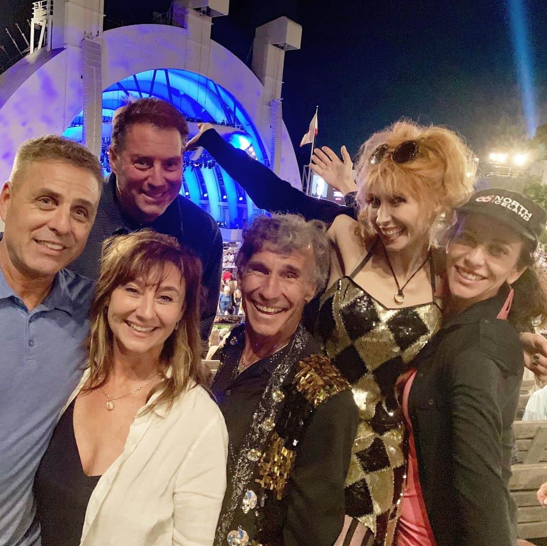 ボニー・モーガンのインスタグラム：「Hollywood Bowl with the family!! @hollywoodbowl #adventuresofbonanddad #adventuresofbendybonnie #hollywoodbowl #hitthegroundrunning #theflyingmorgans #bendybonnie」