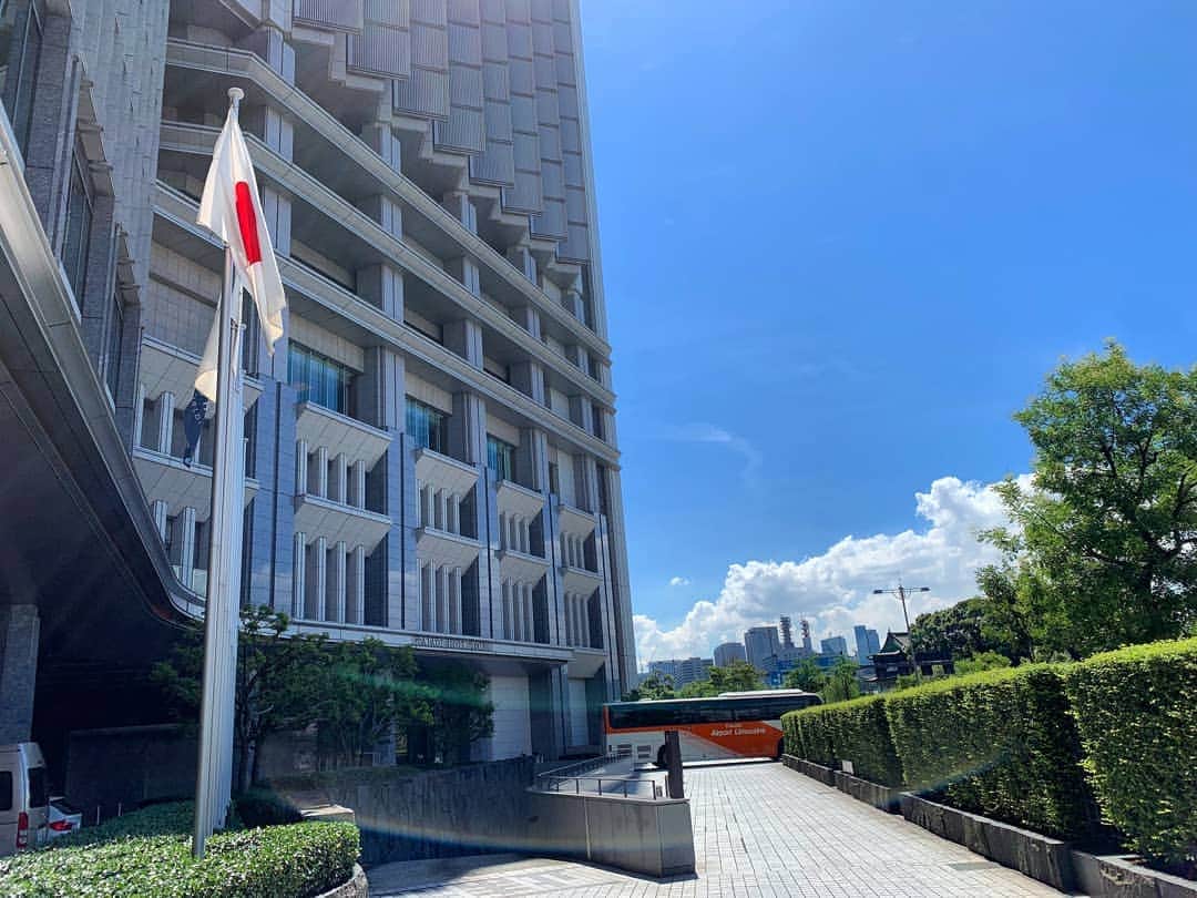 Palace Hotel Tokyo / パレスホテル東京さんのインスタグラム写真 - (Palace Hotel Tokyo / パレスホテル東京Instagram)「明日は関東に台風が来そうなので、青空の下のお出かけは今日が良さそうですね。Hard to believe a typhoon is headed our way when you see this beautiful sky!  #青空 #白い雲 #夏と秋の間 #過ごしやすい季節 #秋晴れ #お散歩日和 #散策 #丸の内散策 #東京の空 #ホテルエントランス #丸の内 #内堀通り #パレスホテル東京 #bluesky #whiteclouds #sunnyday #pleasantweather #beforethestorm #hotelentrance #Marunouchi #Uchiboridori #PalaceHotelTokyo #SummerStars #leadinghotelsoftheworld」9月7日 13時22分 - palacehoteltokyo