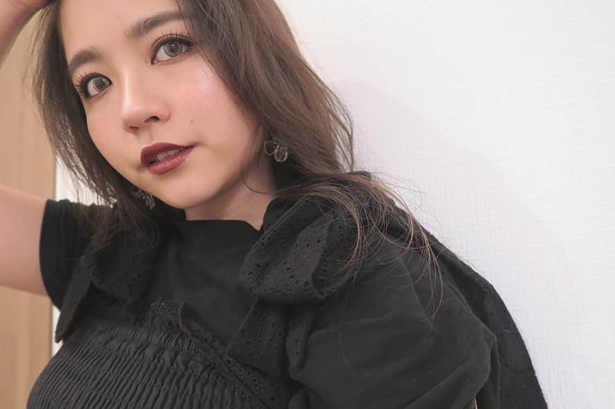 のインスタグラム：「昨日のメイク&コーデ🌼 ㅤㅤㅤㅤㅤㅤㅤㅤㅤㅤㅤㅤㅤ #getreadywithme 撮ったので今日アップする予定です🍁❤︎ ㅤㅤㅤㅤㅤㅤㅤㅤㅤㅤㅤㅤㅤ dmで質問の多かったカラコンは @watanabenaomi703 さんプロデュースのカラコンのレモネードです🧡 ㅤㅤㅤㅤㅤㅤㅤㅤㅤㅤㅤㅤㅤ トップスは @ungrid_official のTシャツに @libecka_ のトップス💗 ㅤㅤㅤㅤㅤㅤㅤㅤㅤㅤㅤㅤㅤ 詳しくはYouTubeを見ていただけたらうれしいです🥺❤️❤️ ㅤㅤㅤㅤㅤㅤㅤㅤㅤㅤㅤㅤㅤ ㅤㅤㅤㅤㅤㅤㅤㅤㅤㅤㅤㅤㅤ #instagram #instalove #liquidlipstick  #japan  #メイク  #YouTube  #cosmetics #love #me #makeup  #maclipstick #fashion #shii_make🌹 #メイク #コスメ  #新作コスメ #プチプラ #秋コスメ #くすみリップ #プラムカラー #秋メイク #lip #libeckabyshii #ungrid #メイク動画」