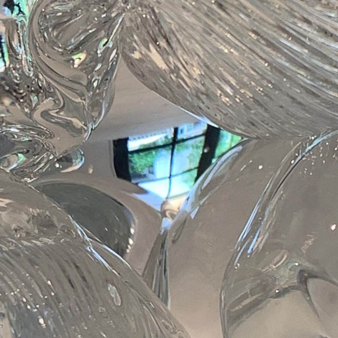 武井義明さんのインスタグラム写真 - (武井義明Instagram)「高橋禎彦展へ。このところ実用できるガラス作品が多かった高橋さんだけれど、今回は完全にアート。自由で、作為と無為の間みたいな、見る人によって形態を変えてしまいそうな作品が。会期は9／16月曜日まで。 #サボアヴィーブル #savoirvivre」9月7日 13時26分 - bebechef