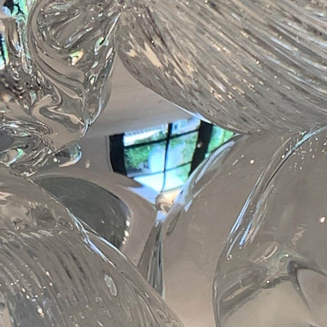 のインスタグラム：「高橋禎彦展へ。このところ実用できるガラス作品が多かった高橋さんだけれど、今回は完全にアート。自由で、作為と無為の間みたいな、見る人によって形態を変えてしまいそうな作品が。会期は9／16月曜日まで。 #サボアヴィーブル #savoirvivre」
