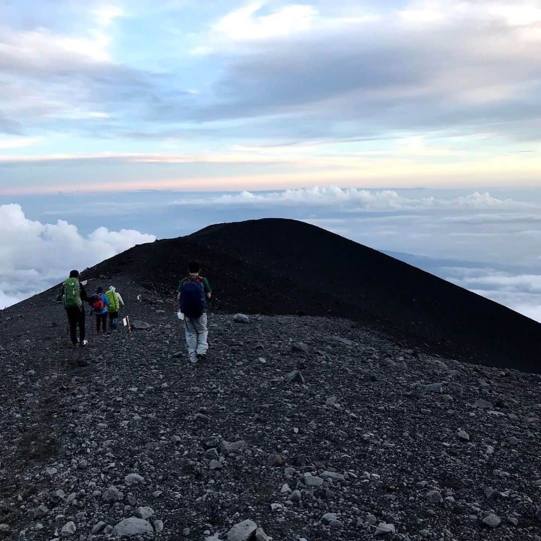 西川あやのさんのインスタグラム写真 - (西川あやのInstagram)「番組の企画で、荻原次晴さんと富士山に登ってきました！ 序盤で気持ち悪くなっちゃって情けなかったのですが、かなりの長時間かけて、皆さんにお付き合い頂きながら、富士宮山頂まで行けました🗻✨ 下山も幻想的な空間を歩き続けて、気持ちは元気元気😆 9月16日祝日のくにまるジャパン極でゆっくりお伝えしますね。  #文化放送 #joqr #くにまる #荻原次晴 さん #次晴登山部 #こだま登山部 #児玉さん #ひかりさん #山田さん #小倉さん #山崎さん #富士山 #富士登山 #アミノバイタル #sportiva #スポルティバ #富士酸素工業 #オカリナ #富士宮ルート #プリンスルート」9月7日 13時40分 - nishikawaayano
