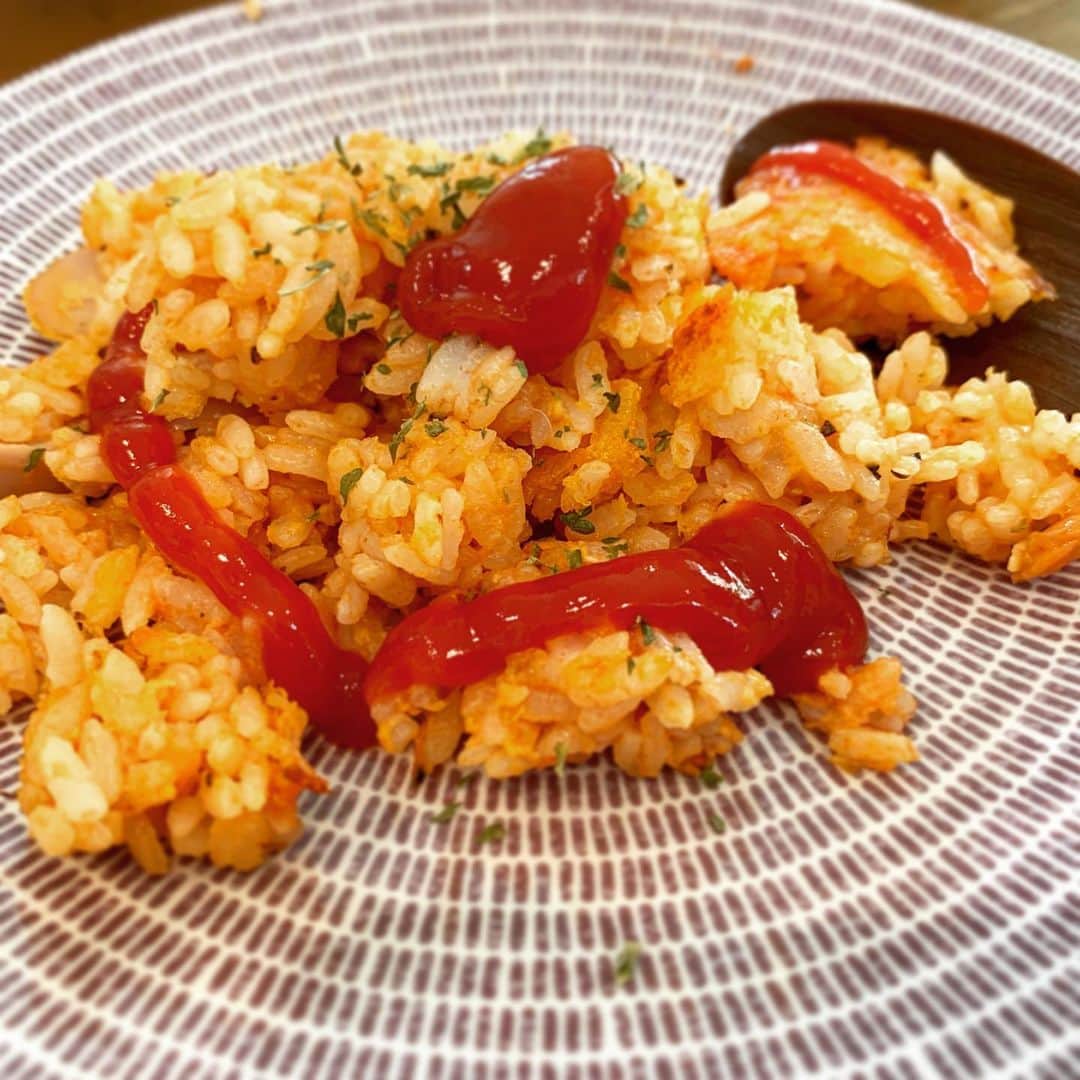 安倍吉俊のインスタグラム：「タマゴ( •~•)がチャーハン作る！と息巻いていたがケチャップライスになった。溶き卵ととろけるチーズが入っているはずだが完全に溶け込んでいる。でもおいしいのでよかった」
