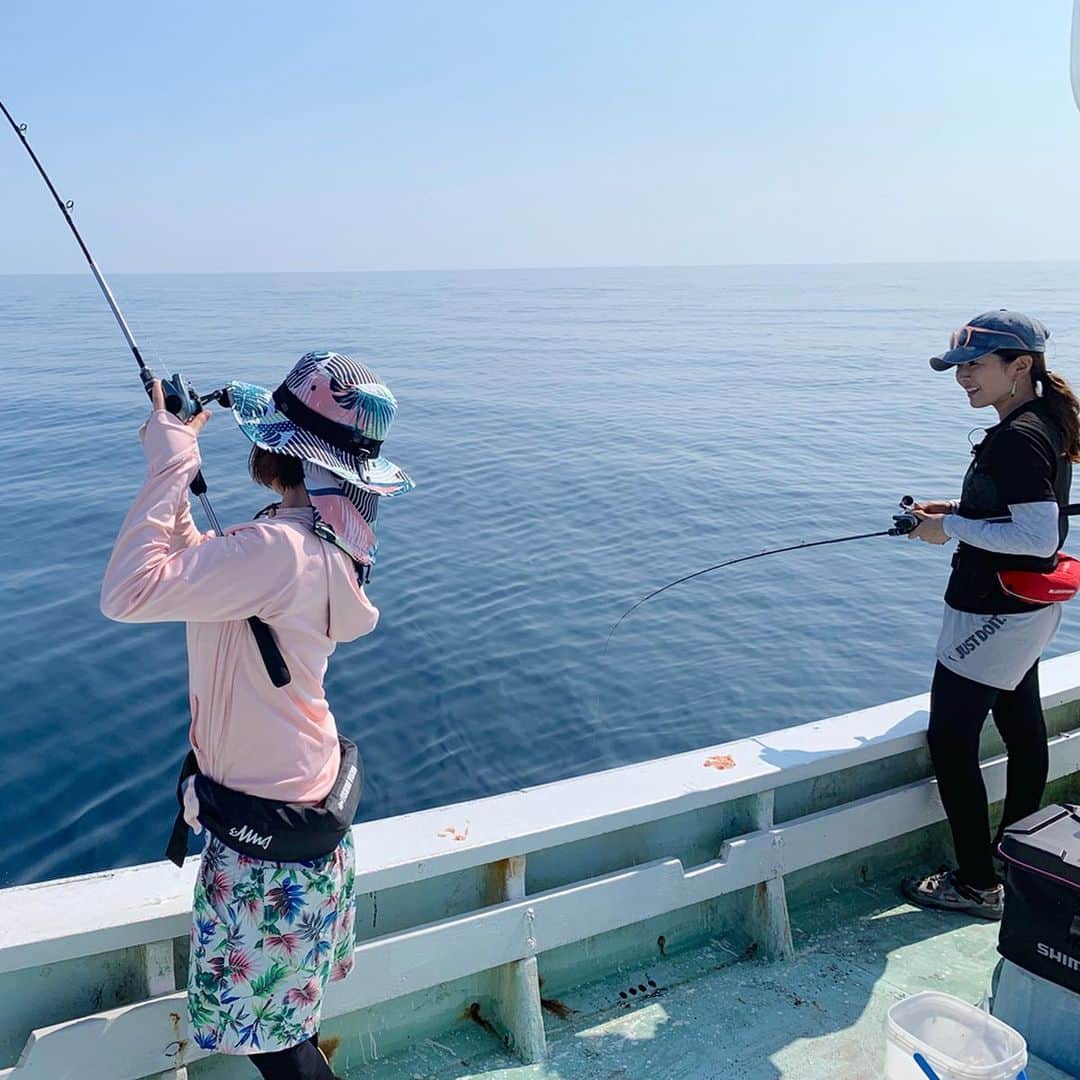 関西テレビ「釣りたガール！」さんのインスタグラム写真 - (関西テレビ「釣りたガール！」Instagram)「✔︎﻿ 明日の釣りたガール！は﻿ ﻿ 「レンコの国」からお届けします❤️﻿ ﻿ カラフルで可愛い顔の連子鯛が朝から入れ食い🎣﻿ ﻿ 前回のリベンジをかけて﻿ ﻿ 加藤るみちゃん @rumicinema が﻿ ﻿ とある勝負を持ちかけ、船上はバトルモードに💪﻿ ﻿ よく晴れた夏の日本海の、美しい凪の風景とともに﻿ ﻿ 私達の対決をお楽しみください🤤﻿ ﻿ 感想、お待ちしております💌﻿ ﻿ 釣りたガール！は明日﻿ ﻿ 9/8(日)あさ6:30〜 カンテレで放送です📺﻿ ﻿ ﻿ ﻿ #釣りたガール #加藤るみ #香美町 #兵庫県 #日本海 #香住 #連子鯛 #釣り #釣り女子 #釣り好き #釣りガール #釣り好きな人と繋がりたい #それでも釣りに行く #angler #japan #girlsfishing #fishinggirl #oceanfishing」9月7日 13時32分 - tsurita_girl