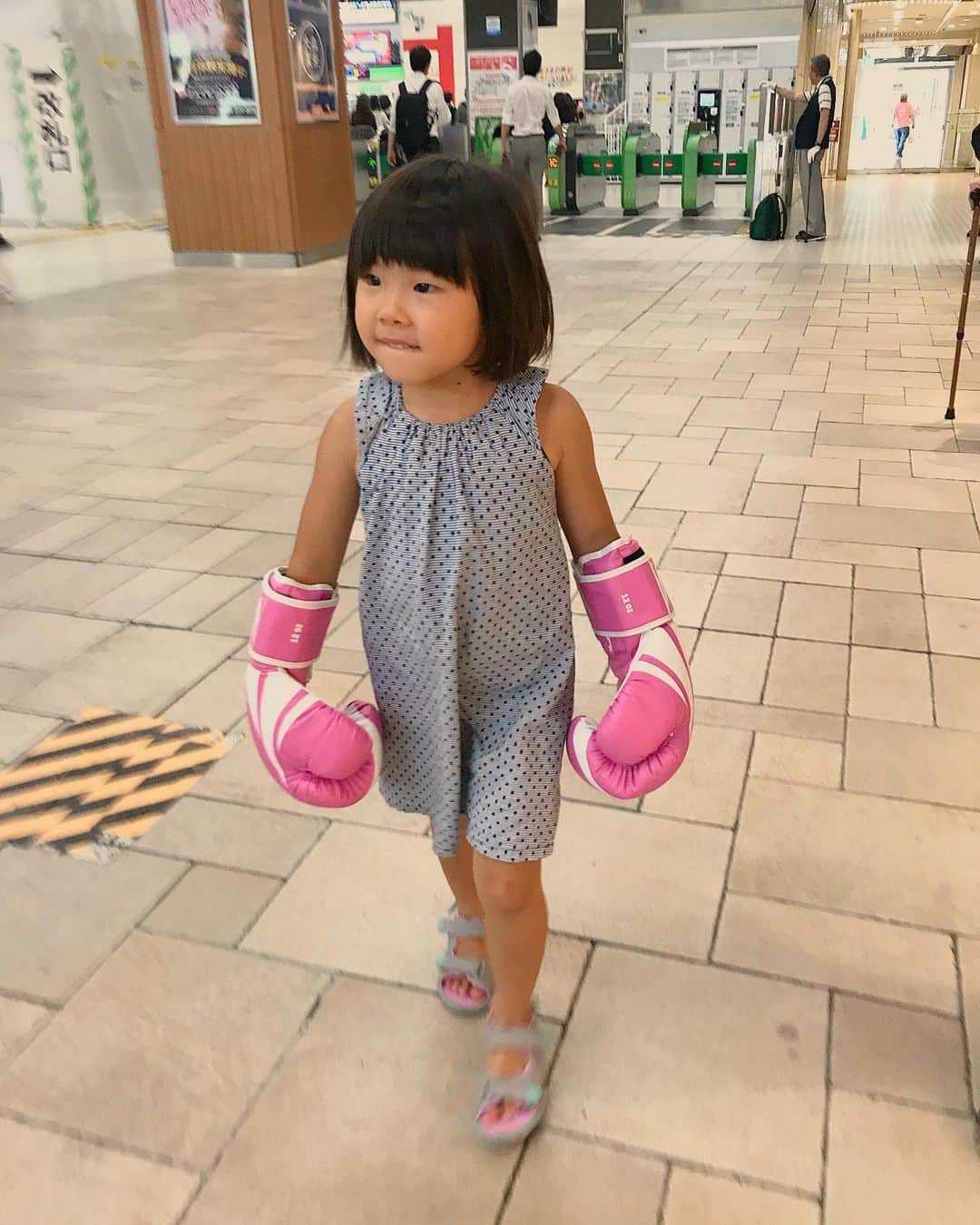 のインスタグラム：「ピンクのグローブがお気に入り😊 She like pink very much :) #baby #mygirl #こゆるやま #5歳 #7月生まれ」
