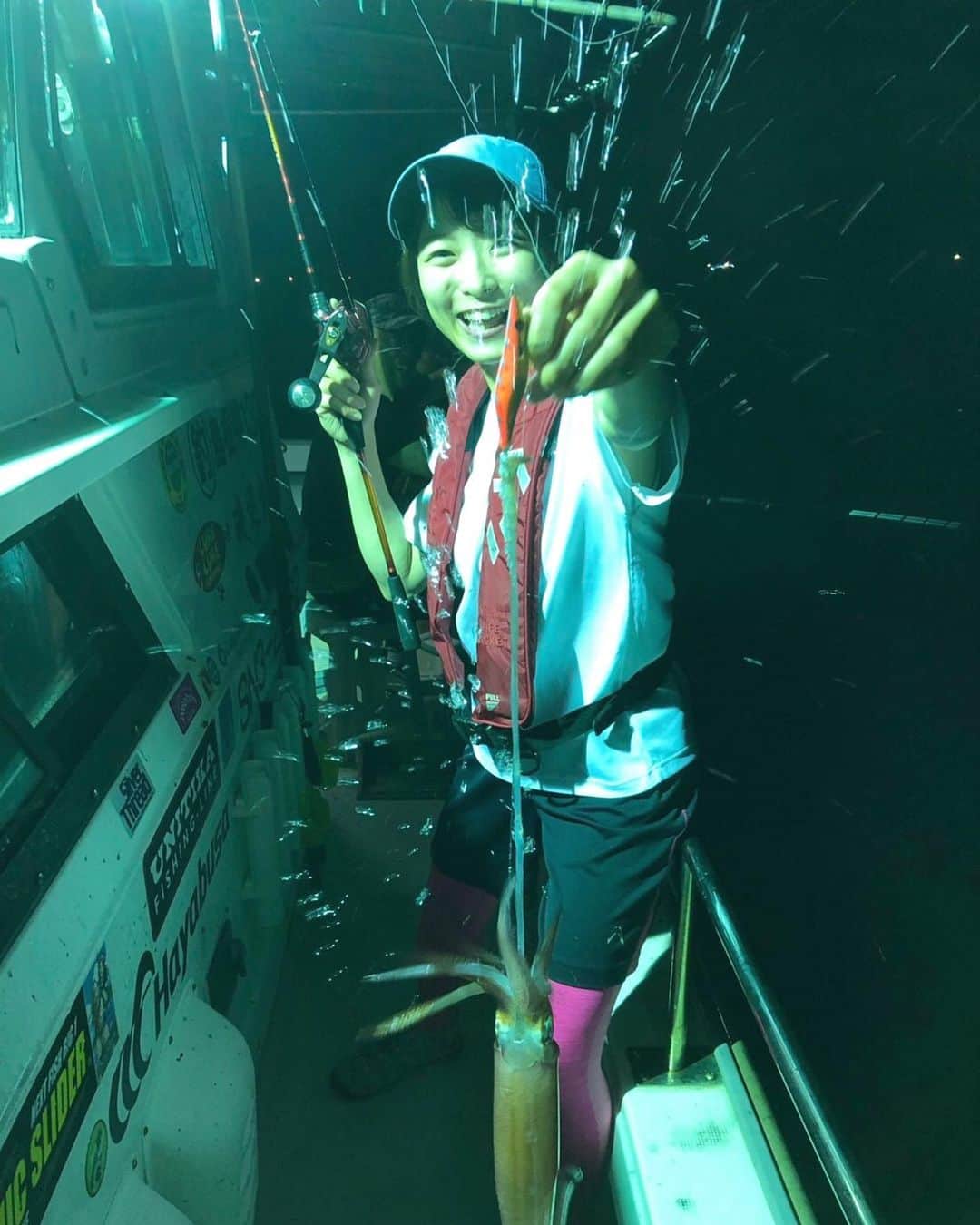 高本采実さんのインスタグラム写真 - (高本采実Instagram)「🦑 (イカ投稿3連チャン失礼します...🦑🎣) . ケンサキパラダイス🤩🧡 途中で魚に食べられて下足で上がってきたイカも...🦑 食物連鎖ですね(*⁰▿⁰*) . 出雲の海は魚豊かで シラスの大群、ダツの稚魚や親子などなど🐟💖 船の光に集まる魚たちが沢山目に見えました(⑅•ᴗ•⑅) この豊かな海に感謝です🙏🏻✨ . . . . . #島根 #出雲 #磯辺丸 #海人丸 #イカメタル #イカ釣り #海釣り #船釣り #オフショア #イカ #ケンサキイカ #釣り #釣り好き #釣りガール #fishinggirl #高本采実 #あやみん #ayamistagram」9月7日 13時44分 - ayami__summer