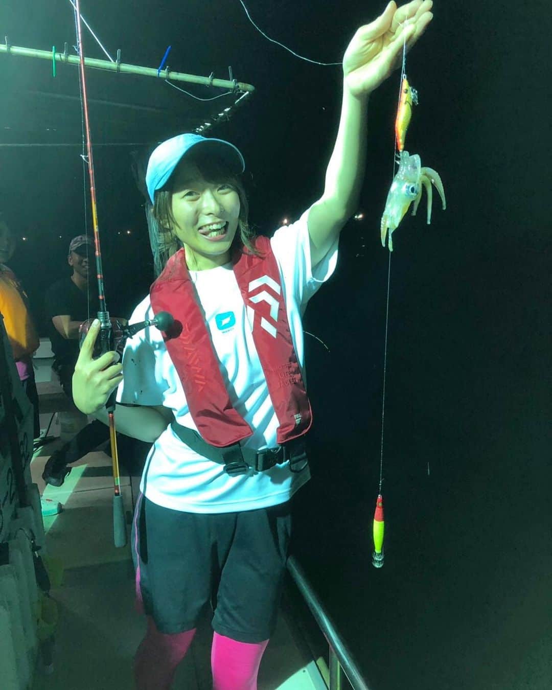 高本采実さんのインスタグラム写真 - (高本采実Instagram)「🦑 (イカ投稿3連チャン失礼します...🦑🎣) . ケンサキパラダイス🤩🧡 途中で魚に食べられて下足で上がってきたイカも...🦑 食物連鎖ですね(*⁰▿⁰*) . 出雲の海は魚豊かで シラスの大群、ダツの稚魚や親子などなど🐟💖 船の光に集まる魚たちが沢山目に見えました(⑅•ᴗ•⑅) この豊かな海に感謝です🙏🏻✨ . . . . . #島根 #出雲 #磯辺丸 #海人丸 #イカメタル #イカ釣り #海釣り #船釣り #オフショア #イカ #ケンサキイカ #釣り #釣り好き #釣りガール #fishinggirl #高本采実 #あやみん #ayamistagram」9月7日 13時44分 - ayami__summer