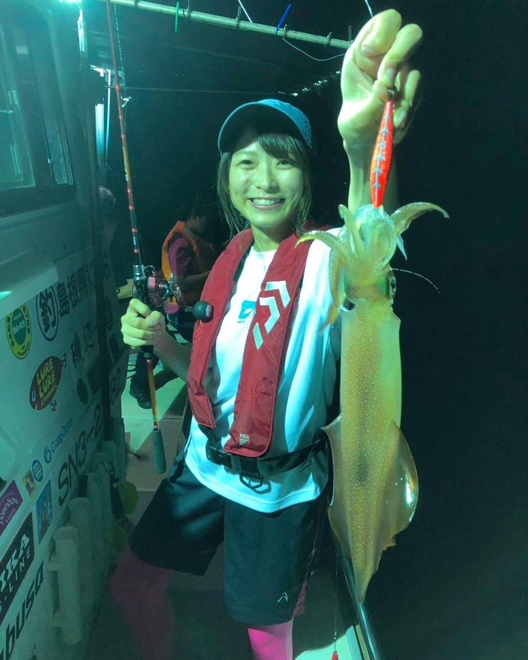 高本采実さんのインスタグラム写真 - (高本采実Instagram)「🦑 (イカ投稿3連チャン失礼します...🦑🎣) . ケンサキパラダイス🤩🧡 途中で魚に食べられて下足で上がってきたイカも...🦑 食物連鎖ですね(*⁰▿⁰*) . 出雲の海は魚豊かで シラスの大群、ダツの稚魚や親子などなど🐟💖 船の光に集まる魚たちが沢山目に見えました(⑅•ᴗ•⑅) この豊かな海に感謝です🙏🏻✨ . . . . . #島根 #出雲 #磯辺丸 #海人丸 #イカメタル #イカ釣り #海釣り #船釣り #オフショア #イカ #ケンサキイカ #釣り #釣り好き #釣りガール #fishinggirl #高本采実 #あやみん #ayamistagram」9月7日 13時44分 - ayami__summer