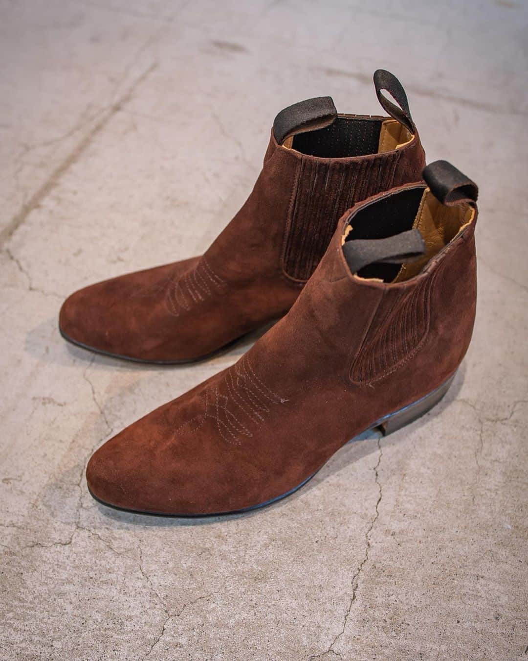 beams_harajuku_officialさんのインスタグラム写真 - (beams_harajuku_officialInstagram)「… NEW ARRIVAL . CHAMULA - Botin Charro  ウエスタンディテールのメキシコ製サイドゴアブーツ。トゥの飾りステッチがウエスタンブーツのようなデザインですが、サイドゴア仕様でスタイリッシュな雰囲気に。 ・ @chamulabymegco  #chamula #chamulabymegco  #harajuku_beams  #beams」9月7日 13時57分 - beams_harajuku