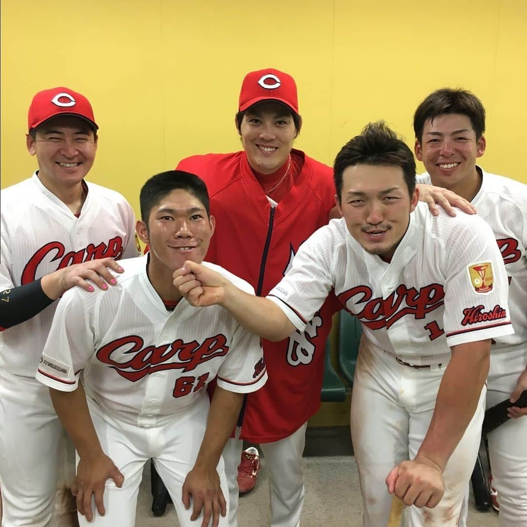 地方民のカープ女子のインスタグラム：「・ 仲良しカープファミリー👪💞 ・ 今日も勝ちましょう☺🔅 ・ デーゲームはまだまだ暑そう🌞🕶️ ・ #広島東洋カープ#広島カープ#カープ#carp」