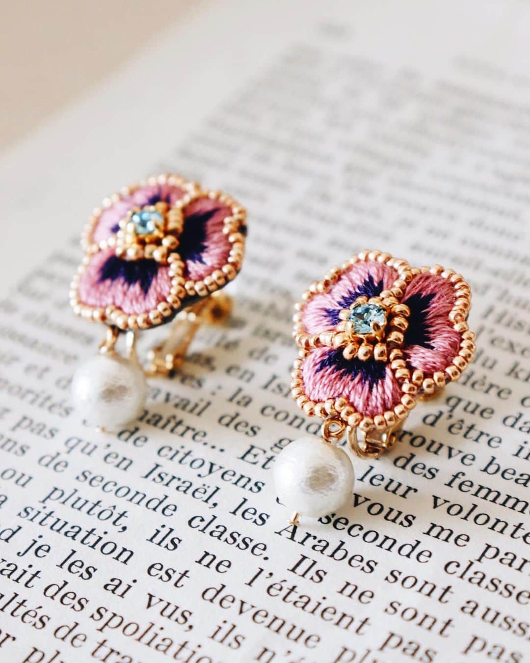 handmade shopのインスタグラム：「online shopは9/9(月)までオープンしております﻿ ﻿ ﻿ 今回からアクセサリーのリニューアルに伴い﻿ その他変更事項もありますので﻿ 下記をご確認ください◯﻿ ﻿ ﻿ ✔︎金具はチタンピアスかイヤリングを﻿ お選びいただけます。﻿ カート上のバリエーションから選択できます。﻿ 今回からイヤリング変更代はかかりません。﻿ ﻿ ✔︎全て受注生産となりますので発送までに﻿ 1〜2週間ほどお時間いただきます。﻿ ﻿ ✔︎9月から発送方法を﻿ レターパックプラス(510円)に変更いたします。﻿ ﻿ ✔︎ご注文をいただいた後はお支払いが﻿ お済みの方から私のほうから﻿ ご注文確認メールをお送りいたします。﻿ (その時に発送日の目安もお知らせいたします)﻿ ﻿ ✔︎コンビニ決済や銀行振り込みを選択された方は﻿ お支払いが確認でき次第﻿ ご注文確認メールをお送りいたしますので﻿ よろしくお願いいたします。﻿ ﻿ その他、気になる点があれば﻿ お気軽にDMにてお問い合わせください😊」