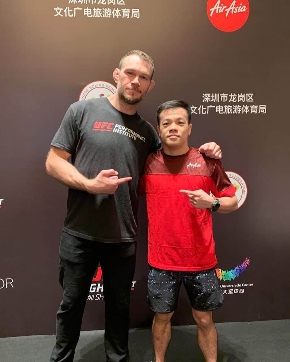 のインスタグラム：「Congratulations to Singaporean MMA fighter @garietang on being the recipient of this years UFC Training Scholarship presented by AirAsia. Garie will be training under UFC Hall of Famer and Vice President of Athlete Development, Forrest Griffin, for 1 month at the newly built UFC Performance Institute in Shanghai. We wish him all the best and stay tuned for more updates as we follow his journey in China, home of the first ever Asian UFC Champion! #UFC #DareToDream #AirAsia」