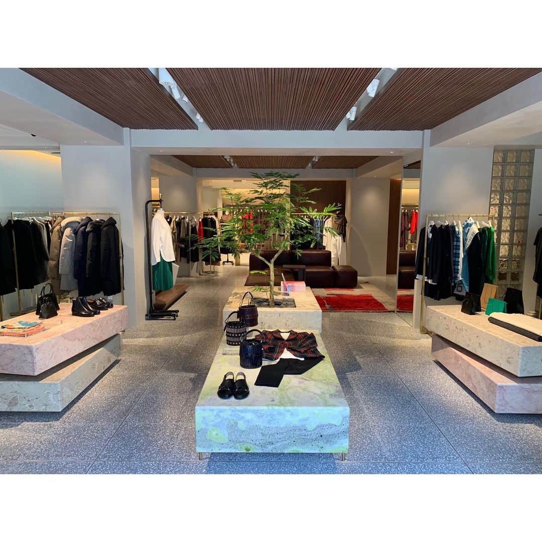 UNITED ARROWS さんのインスタグラム写真 - (UNITED ARROWS Instagram)「ユナイテッドアローズ 青山 ウィメンズストアがオープンいたしました。 「シンプル」「上質」「丁寧」をコンセプトに、ユナイテッドアローズ ウィメンズのブランドイメージをけん引する店舗として誕生いたします。青山 ウィメンズストアでは、＜UNITED ARROWS＞の最新コレクションに加え、オープンを記念して店舗限定販売となる商品もご用意しております。 また、１Fフロアには、お買い物前後のひとときや日常使いとしてお立ち寄りいただける「ua bar AOYAMA（ユーエー バー アオヤマ）」を併設しております。オープンを記念して、税抜き30,000円以上お買い上げの方に「紀ノ国屋」コラボレーションのトラベルショッピングバッグをプレゼントいたします。  みなさまのご来店をスタッフ一同、心よりお待ちしております。 ▼ユナイテッドアローズ 青山 ウィメンズストア▼ 〒107-0062 東京都港区南青山5-8-3 エクボビル 1・2F ユナイテッドアローズ 青山 ウィメンズストア 営業時間：11:00〜20:00　 TEL：03-5468-2255 #UnitedArrows #UnitedarrowsWomen」9月7日 14時07分 - unitedarrows_official