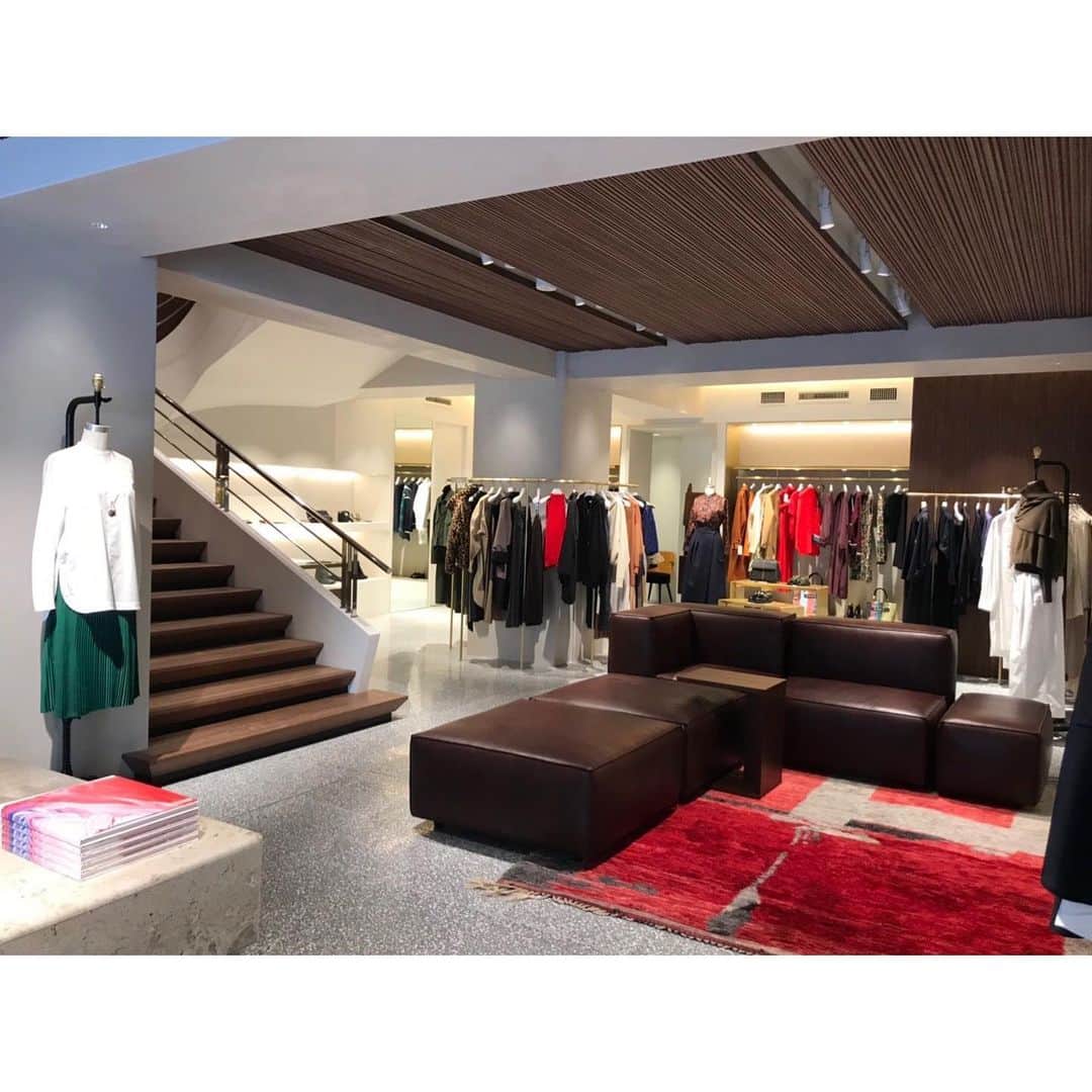 UNITED ARROWS さんのインスタグラム写真 - (UNITED ARROWS Instagram)「ユナイテッドアローズ 青山 ウィメンズストアがオープンいたしました。 「シンプル」「上質」「丁寧」をコンセプトに、ユナイテッドアローズ ウィメンズのブランドイメージをけん引する店舗として誕生いたします。青山 ウィメンズストアでは、＜UNITED ARROWS＞の最新コレクションに加え、オープンを記念して店舗限定販売となる商品もご用意しております。 また、１Fフロアには、お買い物前後のひとときや日常使いとしてお立ち寄りいただける「ua bar AOYAMA（ユーエー バー アオヤマ）」を併設しております。オープンを記念して、税抜き30,000円以上お買い上げの方に「紀ノ国屋」コラボレーションのトラベルショッピングバッグをプレゼントいたします。  みなさまのご来店をスタッフ一同、心よりお待ちしております。 ▼ユナイテッドアローズ 青山 ウィメンズストア▼ 〒107-0062 東京都港区南青山5-8-3 エクボビル 1・2F ユナイテッドアローズ 青山 ウィメンズストア 営業時間：11:00〜20:00　 TEL：03-5468-2255 #UnitedArrows #UnitedarrowsWomen」9月7日 14時07分 - unitedarrows_official