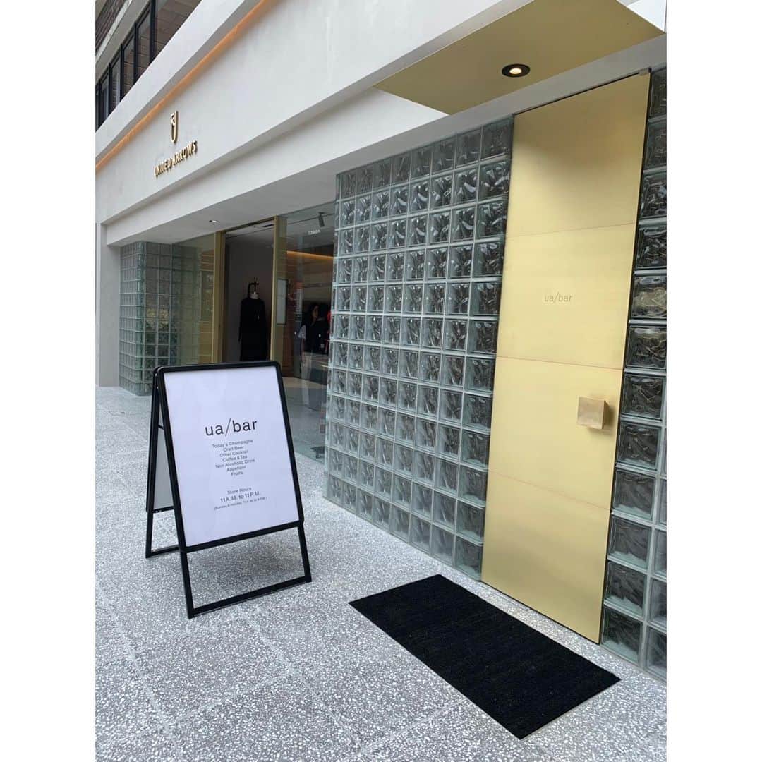 UNITED ARROWS さんのインスタグラム写真 - (UNITED ARROWS Instagram)「ユナイテッドアローズ 青山 ウィメンズストアがオープンいたしました。 「シンプル」「上質」「丁寧」をコンセプトに、ユナイテッドアローズ ウィメンズのブランドイメージをけん引する店舗として誕生いたします。青山 ウィメンズストアでは、＜UNITED ARROWS＞の最新コレクションに加え、オープンを記念して店舗限定販売となる商品もご用意しております。 また、１Fフロアには、お買い物前後のひとときや日常使いとしてお立ち寄りいただける「ua bar AOYAMA（ユーエー バー アオヤマ）」を併設しております。オープンを記念して、税抜き30,000円以上お買い上げの方に「紀ノ国屋」コラボレーションのトラベルショッピングバッグをプレゼントいたします。  みなさまのご来店をスタッフ一同、心よりお待ちしております。 ▼ユナイテッドアローズ 青山 ウィメンズストア▼ 〒107-0062 東京都港区南青山5-8-3 エクボビル 1・2F ユナイテッドアローズ 青山 ウィメンズストア 営業時間：11:00〜20:00　 TEL：03-5468-2255 #UnitedArrows #UnitedarrowsWomen」9月7日 14時07分 - unitedarrows_official