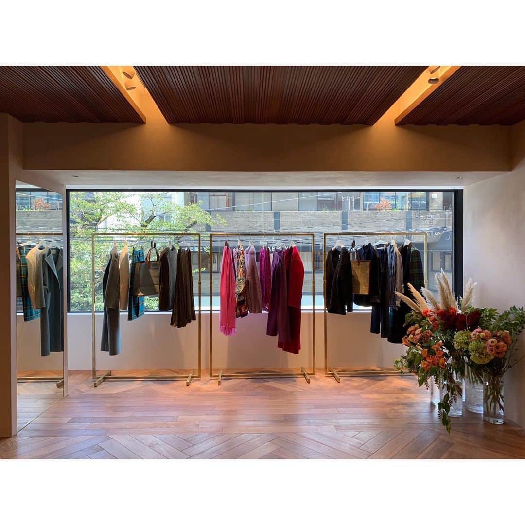 UNITED ARROWS さんのインスタグラム写真 - (UNITED ARROWS Instagram)「ユナイテッドアローズ 青山 ウィメンズストアがオープンいたしました。 「シンプル」「上質」「丁寧」をコンセプトに、ユナイテッドアローズ ウィメンズのブランドイメージをけん引する店舗として誕生いたします。青山 ウィメンズストアでは、＜UNITED ARROWS＞の最新コレクションに加え、オープンを記念して店舗限定販売となる商品もご用意しております。 また、１Fフロアには、お買い物前後のひとときや日常使いとしてお立ち寄りいただける「ua bar AOYAMA（ユーエー バー アオヤマ）」を併設しております。オープンを記念して、税抜き30,000円以上お買い上げの方に「紀ノ国屋」コラボレーションのトラベルショッピングバッグをプレゼントいたします。  みなさまのご来店をスタッフ一同、心よりお待ちしております。 ▼ユナイテッドアローズ 青山 ウィメンズストア▼ 〒107-0062 東京都港区南青山5-8-3 エクボビル 1・2F ユナイテッドアローズ 青山 ウィメンズストア 営業時間：11:00〜20:00　 TEL：03-5468-2255 #UnitedArrows #UnitedarrowsWomen」9月7日 14時07分 - unitedarrows_official