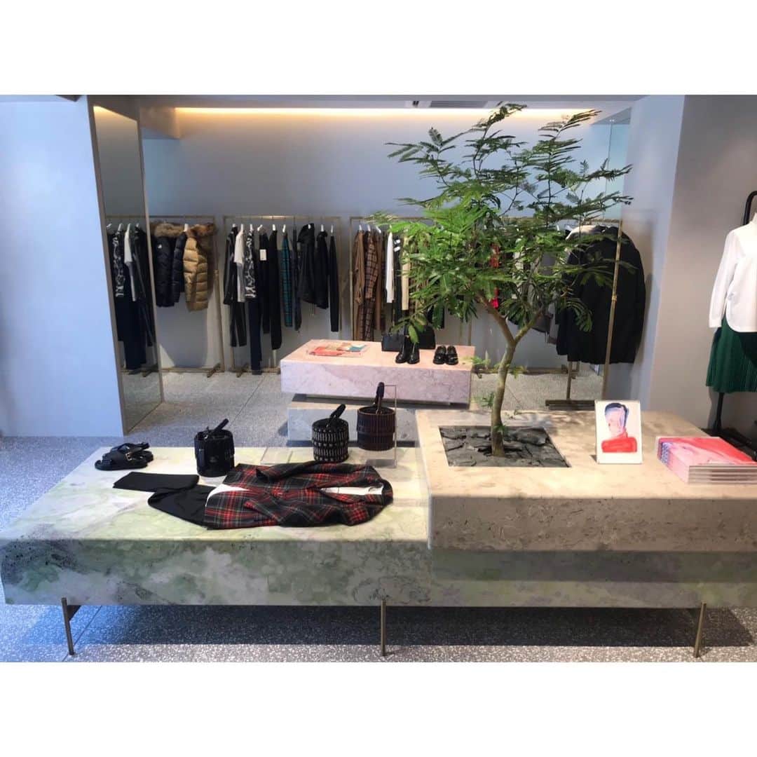 UNITED ARROWS さんのインスタグラム写真 - (UNITED ARROWS Instagram)「ユナイテッドアローズ 青山 ウィメンズストアがオープンいたしました。 「シンプル」「上質」「丁寧」をコンセプトに、ユナイテッドアローズ ウィメンズのブランドイメージをけん引する店舗として誕生いたします。青山 ウィメンズストアでは、＜UNITED ARROWS＞の最新コレクションに加え、オープンを記念して店舗限定販売となる商品もご用意しております。 また、１Fフロアには、お買い物前後のひとときや日常使いとしてお立ち寄りいただける「ua bar AOYAMA（ユーエー バー アオヤマ）」を併設しております。オープンを記念して、税抜き30,000円以上お買い上げの方に「紀ノ国屋」コラボレーションのトラベルショッピングバッグをプレゼントいたします。  みなさまのご来店をスタッフ一同、心よりお待ちしております。 ▼ユナイテッドアローズ 青山 ウィメンズストア▼ 〒107-0062 東京都港区南青山5-8-3 エクボビル 1・2F ユナイテッドアローズ 青山 ウィメンズストア 営業時間：11:00〜20:00　 TEL：03-5468-2255 #UnitedArrows #UnitedarrowsWomen」9月7日 14時07分 - unitedarrows_official