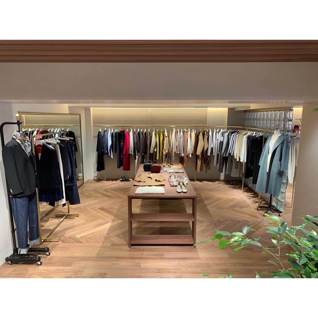 UNITED ARROWS さんのインスタグラム写真 - (UNITED ARROWS Instagram)「ユナイテッドアローズ 青山 ウィメンズストアがオープンいたしました。 「シンプル」「上質」「丁寧」をコンセプトに、ユナイテッドアローズ ウィメンズのブランドイメージをけん引する店舗として誕生いたします。青山 ウィメンズストアでは、＜UNITED ARROWS＞の最新コレクションに加え、オープンを記念して店舗限定販売となる商品もご用意しております。 また、１Fフロアには、お買い物前後のひとときや日常使いとしてお立ち寄りいただける「ua bar AOYAMA（ユーエー バー アオヤマ）」を併設しております。オープンを記念して、税抜き30,000円以上お買い上げの方に「紀ノ国屋」コラボレーションのトラベルショッピングバッグをプレゼントいたします。  みなさまのご来店をスタッフ一同、心よりお待ちしております。 ▼ユナイテッドアローズ 青山 ウィメンズストア▼ 〒107-0062 東京都港区南青山5-8-3 エクボビル 1・2F ユナイテッドアローズ 青山 ウィメンズストア 営業時間：11:00〜20:00　 TEL：03-5468-2255 #UnitedArrows #UnitedarrowsWomen」9月7日 14時07分 - unitedarrows_official