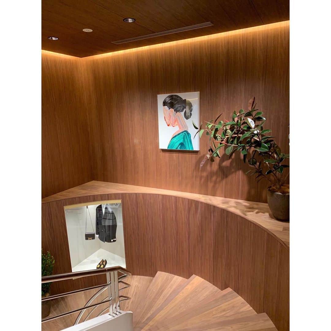 UNITED ARROWS さんのインスタグラム写真 - (UNITED ARROWS Instagram)「ユナイテッドアローズ 青山 ウィメンズストアがオープンいたしました。 「シンプル」「上質」「丁寧」をコンセプトに、ユナイテッドアローズ ウィメンズのブランドイメージをけん引する店舗として誕生いたします。青山 ウィメンズストアでは、＜UNITED ARROWS＞の最新コレクションに加え、オープンを記念して店舗限定販売となる商品もご用意しております。 また、１Fフロアには、お買い物前後のひとときや日常使いとしてお立ち寄りいただける「ua bar AOYAMA（ユーエー バー アオヤマ）」を併設しております。オープンを記念して、税抜き30,000円以上お買い上げの方に「紀ノ国屋」コラボレーションのトラベルショッピングバッグをプレゼントいたします。  みなさまのご来店をスタッフ一同、心よりお待ちしております。 ▼ユナイテッドアローズ 青山 ウィメンズストア▼ 〒107-0062 東京都港区南青山5-8-3 エクボビル 1・2F ユナイテッドアローズ 青山 ウィメンズストア 営業時間：11:00〜20:00　 TEL：03-5468-2255 #UnitedArrows #UnitedarrowsWomen」9月7日 14時07分 - unitedarrows_official