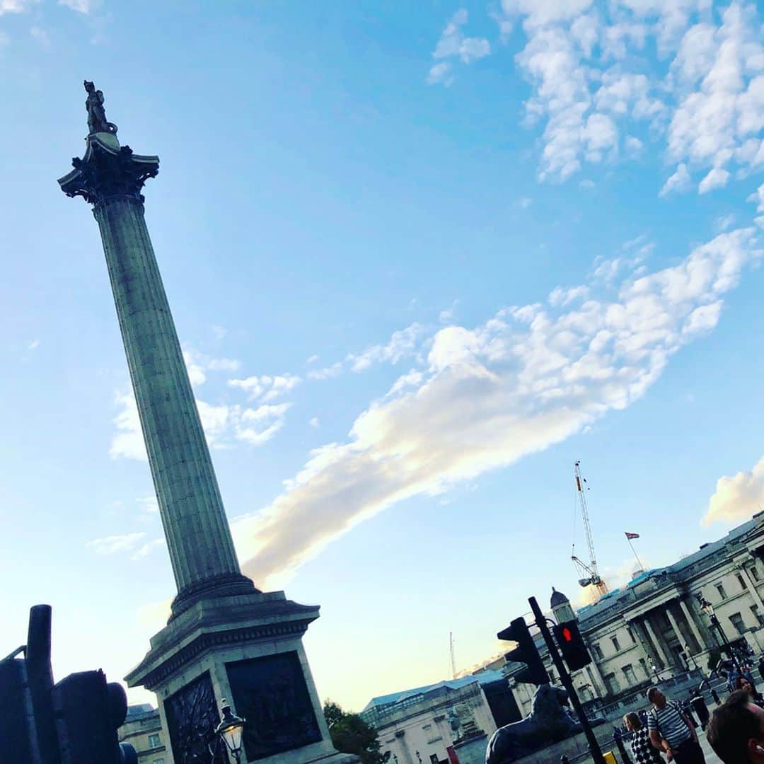 風輝駿さんのインスタグラム写真 - (風輝駿Instagram)「#ロンドン 旅2日目後半🇬🇧 . お昼ご飯の後、#skygarden のバーが景色最高とのことでそこで一杯飲みました🍹 ロンドンが上から見渡せて凄くよかった✨ . 次に#大英博物館 へ 全部は広過ぎるので回らなかったんですけど、私が好きだからというのもあるけどエジプトエリアが凄かったかなー✨ エジプトのお話は公演含めて色々と好きなんですが、深い歴史の神秘的な雰囲気がなんとも いつかエジプト行ってみたいなぁ… 載せた写真はあえての#ラムセス2世の胸像 です . 公演出ていないのですが#トラファルガー広場 の#ネルソン提督 にも会ってきました めっちゃ高いとこいた🤭 . それから#キングスクロス駅 でちゃんと#9と4分の3番線 を見に行ってちゃんと#ハリーポッター 巡りも忘れず、、 . 夕飯はなぜか#coco壱番屋 のカレーライス🍛 思ったより日本に近い感じで美味しくて、、 食べてよかった笑 . その後#accessories と#primart ってところでお買い物タイム🛍 Primartのディズニーとハリーポッターのコラボ商品がネットで見てたよりも可愛い商品沢山で💖 凄く楽しかった🙌🏻 . ロンドンを本当に満喫した1日でした✌🏻 現地の友達には感謝と同じだけの振り回してごめんっていう謝罪が…🙇🏻‍♀️💦 30000歩は歩き過ぎだー🤣 . . . ちなみに1枚目の写真は#ディズニーストア ロンドン店です 沢山買い物しました ロンドン限定のミッキーミニーも買ってしまった😇 買った後、フォトロケで嬉しそうに写真を撮ってもらう私← 店員さんは安定に優しい人達ばかりで、拙い英語でディズニーを語り合いました笑笑 イタリアまで連れて来れてよかったよ(空港で荷物預けの時の計測で冷や汗かいた😂)」9月7日 14時16分 - shun.721.miki.125