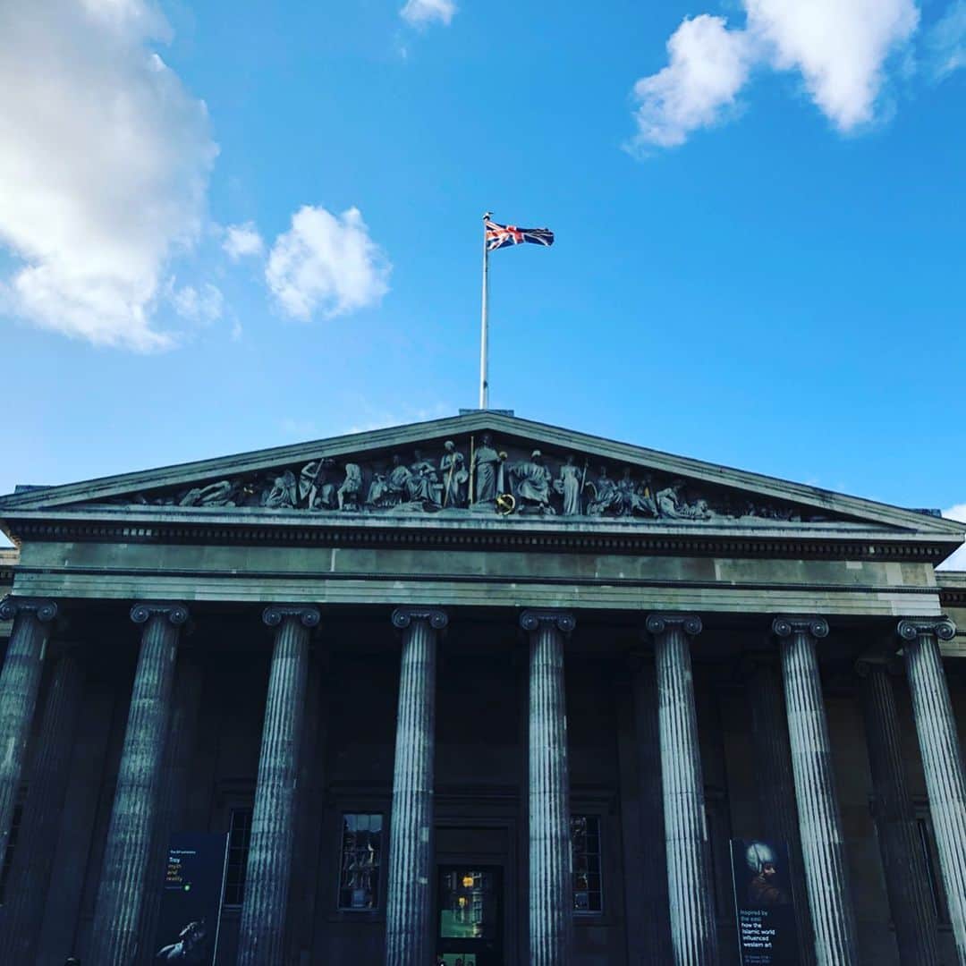 風輝駿さんのインスタグラム写真 - (風輝駿Instagram)「#ロンドン 旅2日目後半🇬🇧 . お昼ご飯の後、#skygarden のバーが景色最高とのことでそこで一杯飲みました🍹 ロンドンが上から見渡せて凄くよかった✨ . 次に#大英博物館 へ 全部は広過ぎるので回らなかったんですけど、私が好きだからというのもあるけどエジプトエリアが凄かったかなー✨ エジプトのお話は公演含めて色々と好きなんですが、深い歴史の神秘的な雰囲気がなんとも いつかエジプト行ってみたいなぁ… 載せた写真はあえての#ラムセス2世の胸像 です . 公演出ていないのですが#トラファルガー広場 の#ネルソン提督 にも会ってきました めっちゃ高いとこいた🤭 . それから#キングスクロス駅 でちゃんと#9と4分の3番線 を見に行ってちゃんと#ハリーポッター 巡りも忘れず、、 . 夕飯はなぜか#coco壱番屋 のカレーライス🍛 思ったより日本に近い感じで美味しくて、、 食べてよかった笑 . その後#accessories と#primart ってところでお買い物タイム🛍 Primartのディズニーとハリーポッターのコラボ商品がネットで見てたよりも可愛い商品沢山で💖 凄く楽しかった🙌🏻 . ロンドンを本当に満喫した1日でした✌🏻 現地の友達には感謝と同じだけの振り回してごめんっていう謝罪が…🙇🏻‍♀️💦 30000歩は歩き過ぎだー🤣 . . . ちなみに1枚目の写真は#ディズニーストア ロンドン店です 沢山買い物しました ロンドン限定のミッキーミニーも買ってしまった😇 買った後、フォトロケで嬉しそうに写真を撮ってもらう私← 店員さんは安定に優しい人達ばかりで、拙い英語でディズニーを語り合いました笑笑 イタリアまで連れて来れてよかったよ(空港で荷物預けの時の計測で冷や汗かいた😂)」9月7日 14時16分 - shun.721.miki.125