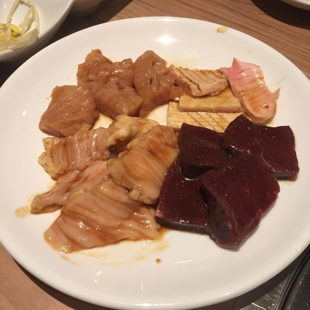 ほんこんさんのインスタグラム写真 - (ほんこんInstagram)「昨夜は 焼肉行ってBAR行って餃子行きました。 満喫🍻🍷🥩 #焼肉 #餃子 #満腹 #ほんこん  #海蔵kaizou  #海蔵」9月7日 14時17分 - hongkong2015_4_9