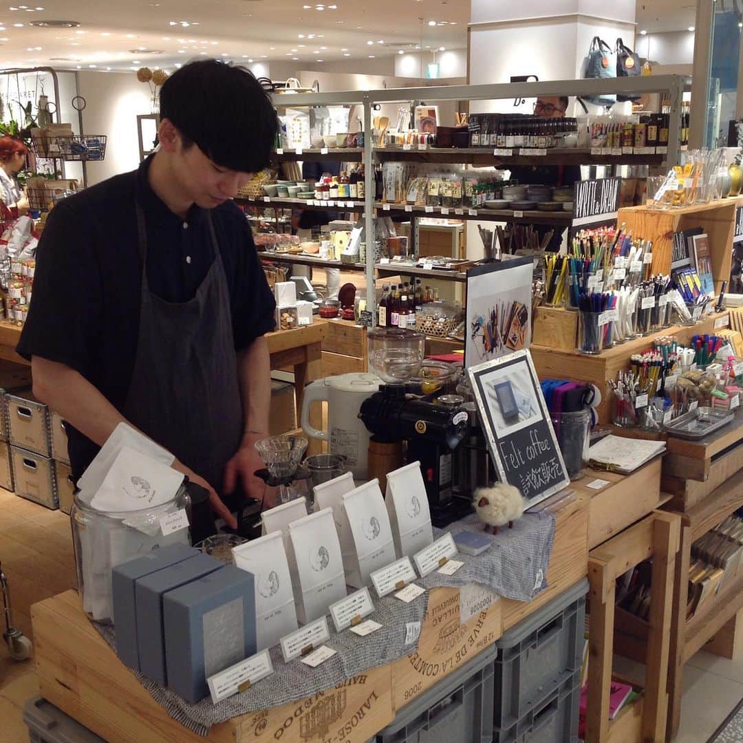 のインスタグラム：「<MARKET-Shibuya>本日渋谷店ではFelt coffee(@yuuki_fukuoka)の福岡さんにお越しいただき、コーヒーの試飲販売を行ってます。 ドリップパックの単品販売もしております。 自分用にはもちろん、ギフト用にもオススメのコーヒーです。 この機会に是非お立ち寄りください。  #todaysspecial #トゥデイズスペシャル #渋谷ヒカリエ #Feltcoffee #coffee」