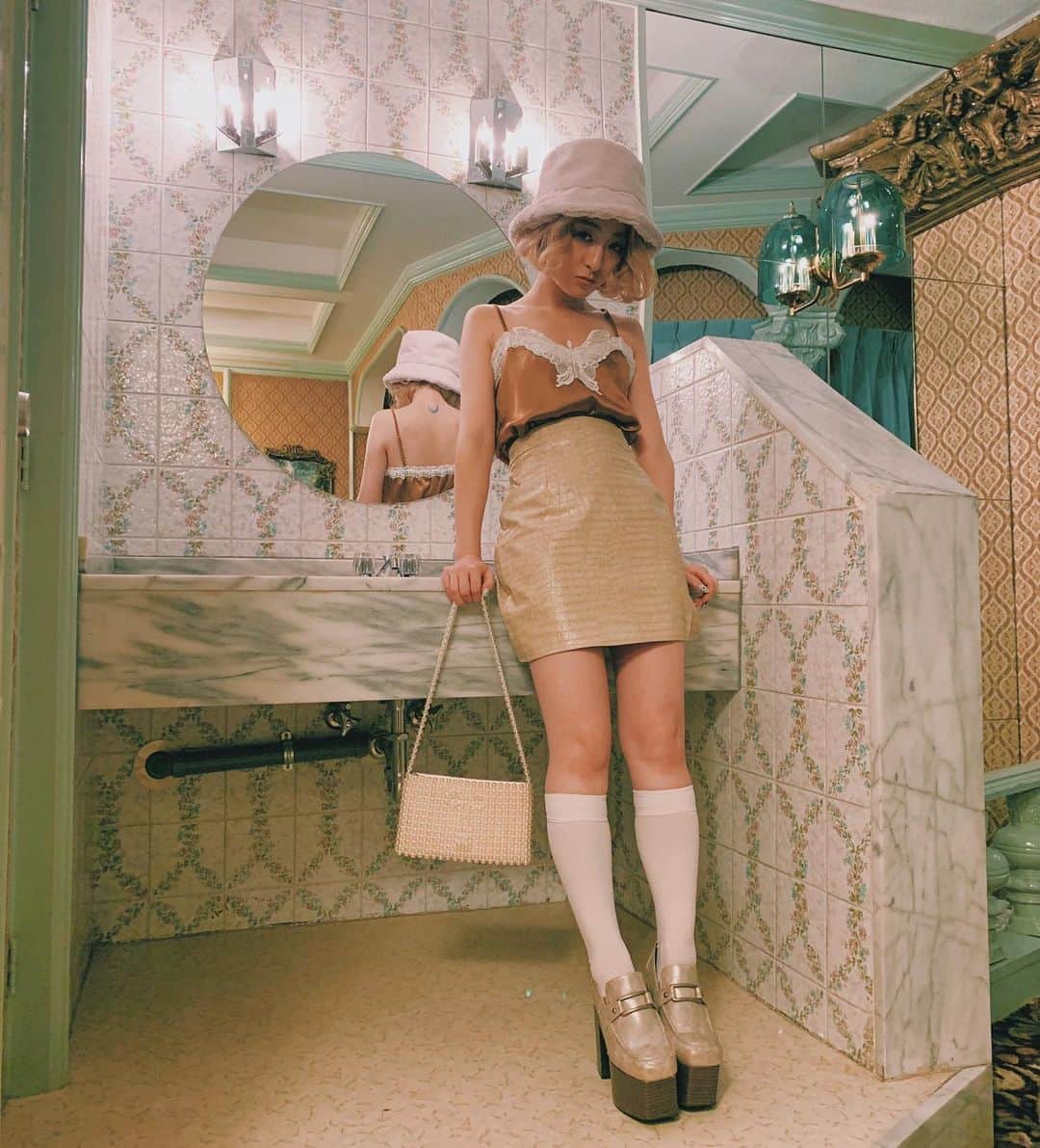 のインスタグラム：「. . 皆さま昨夜はOPENと同時に. 沢山のアクセスとご購入. 本当にありがとうございます☺︎♡ . . もう完売しちゃったアイテムだったり. 残りわずかのアイテムも出てきていて.嬉しい限りです本当に。. 久しぶりにお洋服を通して. またみんなと共感できたり、. リアクションを頂けるのが. すごく楽しくて、. やっぱりこの仕事がすきだなーと. 改めて感じています。. まだ在庫に余裕のあるものもあるので. まだの方は是非覗いてみて下さい。 .  Rumでは、一回に発売するアイテム数が多くない分、秋アイテムはもう少し先に出る冬アイテムともコーディネートが楽しめるような構成にしています。だから今回お買い物してくださった方はそのアイテムを元に次に出てくるアイテムで組み合わせを想像しながら選んで、クローゼットには"服"を増やすっていうより"自分のRumコーデ"を増やしていってもらえたら嬉しいな🦋🖤. . #Rum #2019autumn」