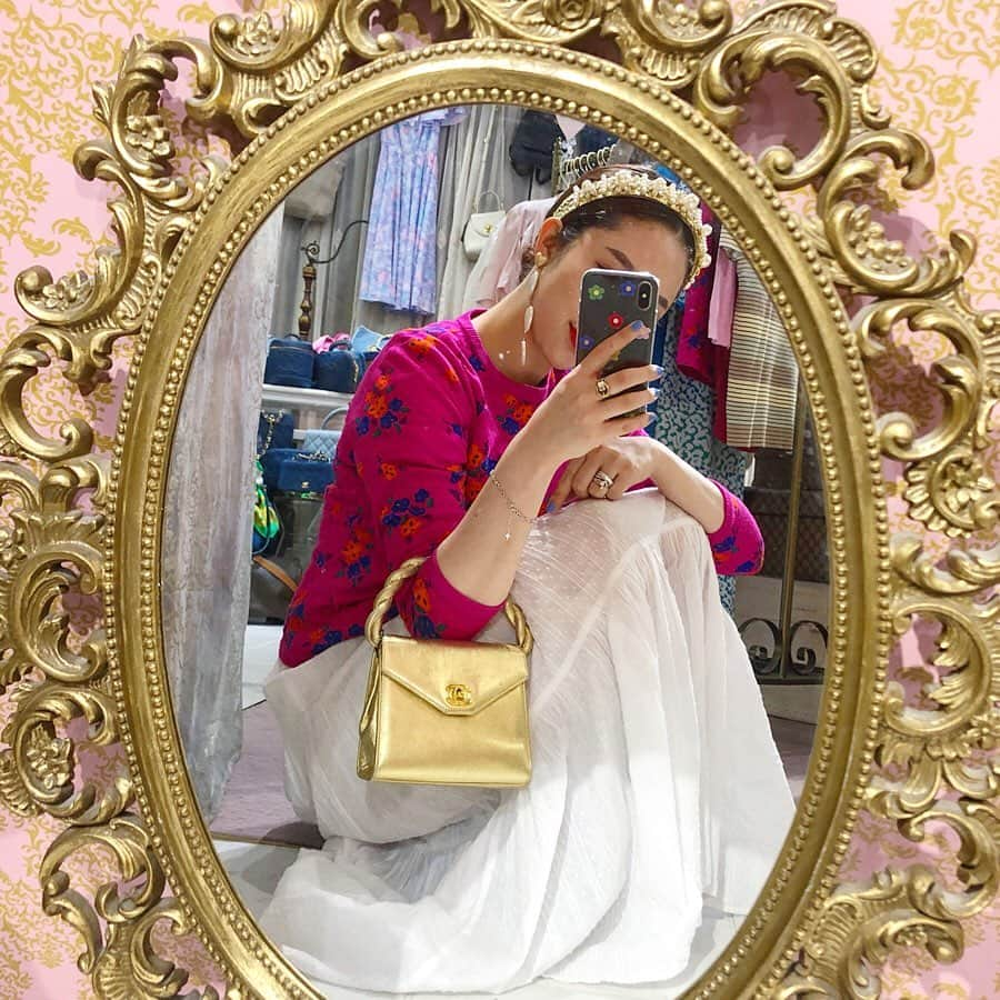 vintage Qooさんのインスタグラム写真 - (vintage QooInstagram)「GOLD CHANEL🌟 Enjoy shopping TAX FREE at @vintageqoo Omotesando! . . ❤︎VINTAGE QOO TOKYO OMOTESANDO❤︎ Address : Cinnamon Oak 1F 4-11-15 Jingu-mae Shibuya TOKYO JAPAN 150-0001 . ❤︎VINTAGE QOO TOKYO Laforet Harajuku❤︎ Address : Laforet B0.5F 1-11-6 Jingu-mae Shibuya TOKYO JAPAN 150-0001 . #qootokyo #vintage #vintageshop #tokyo #ヴィンテージショップ」9月7日 14時27分 - vintageqoo